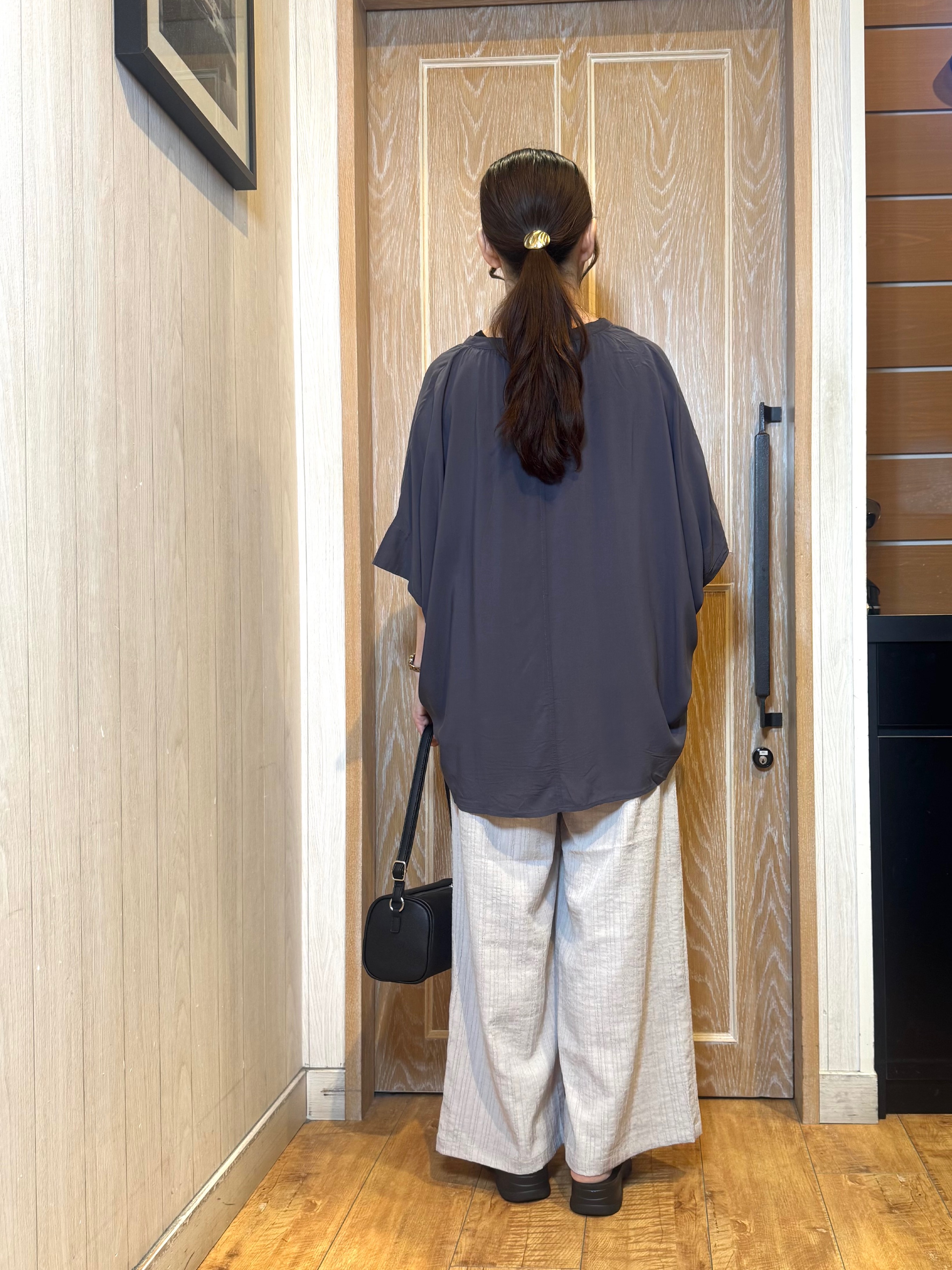 KAORIさんの「SHOO･LA･RUE｜【ひんやり/洗濯機可/体型カバー】二の腕隠れる ゆるっとドルマンバンドカラーシャツ」を使ったコーディネート