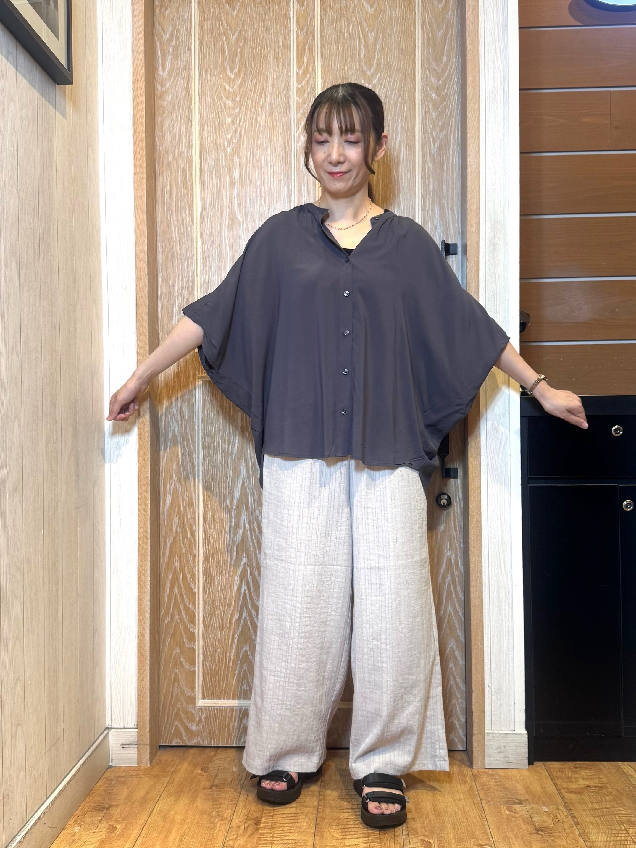 KAORIさんの「SHOO･LA･RUE｜【ひんやり/洗濯機可/体型カバー】二の腕隠れる ゆるっとドルマンバンドカラーシャツ」を使ったコーディネート