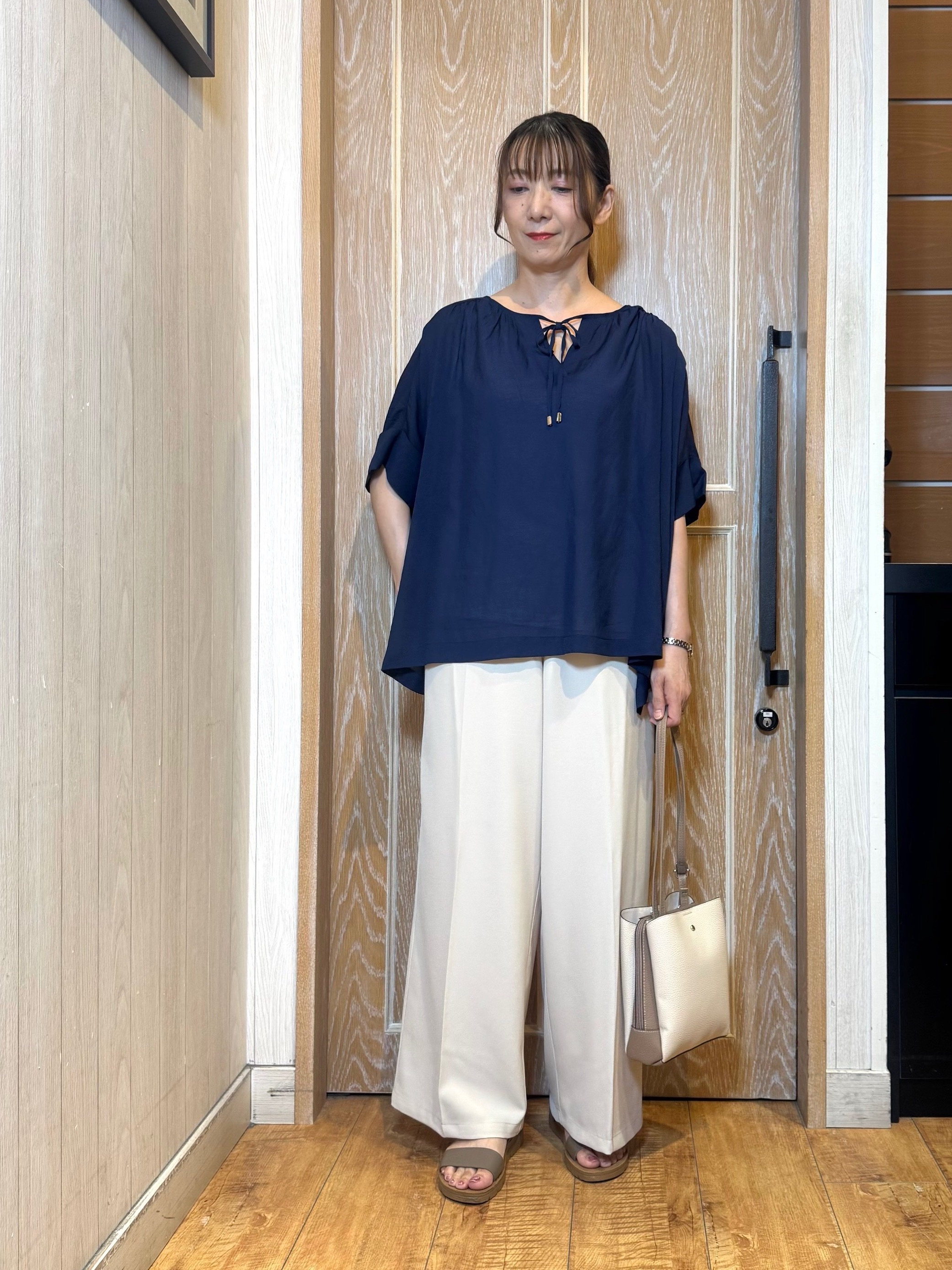 KAORIさんの「SHOO･LA･RUE｜【2点セット/洗濯機可/インしないで着られる】大人の抜け感 リボン付きポンチョ風ブラウス＆タンクトッ」を使ったコーディネート