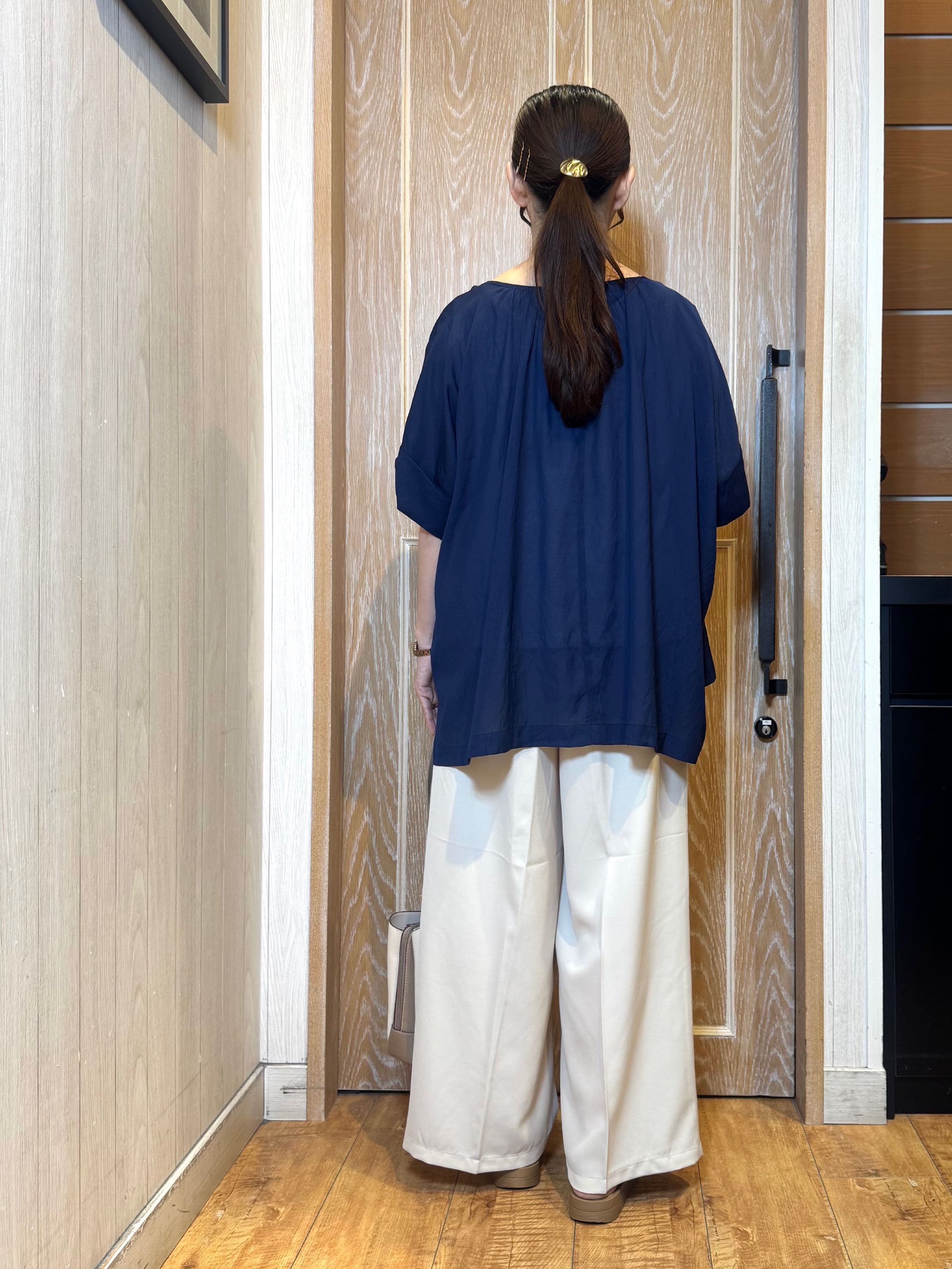 KAORIさんの「SHOO･LA･RUE｜【2点セット/洗濯機可/インしないで着られる】大人の抜け感 リボン付きポンチョ風ブラウス＆タンクトッ」を使ったコーディネート