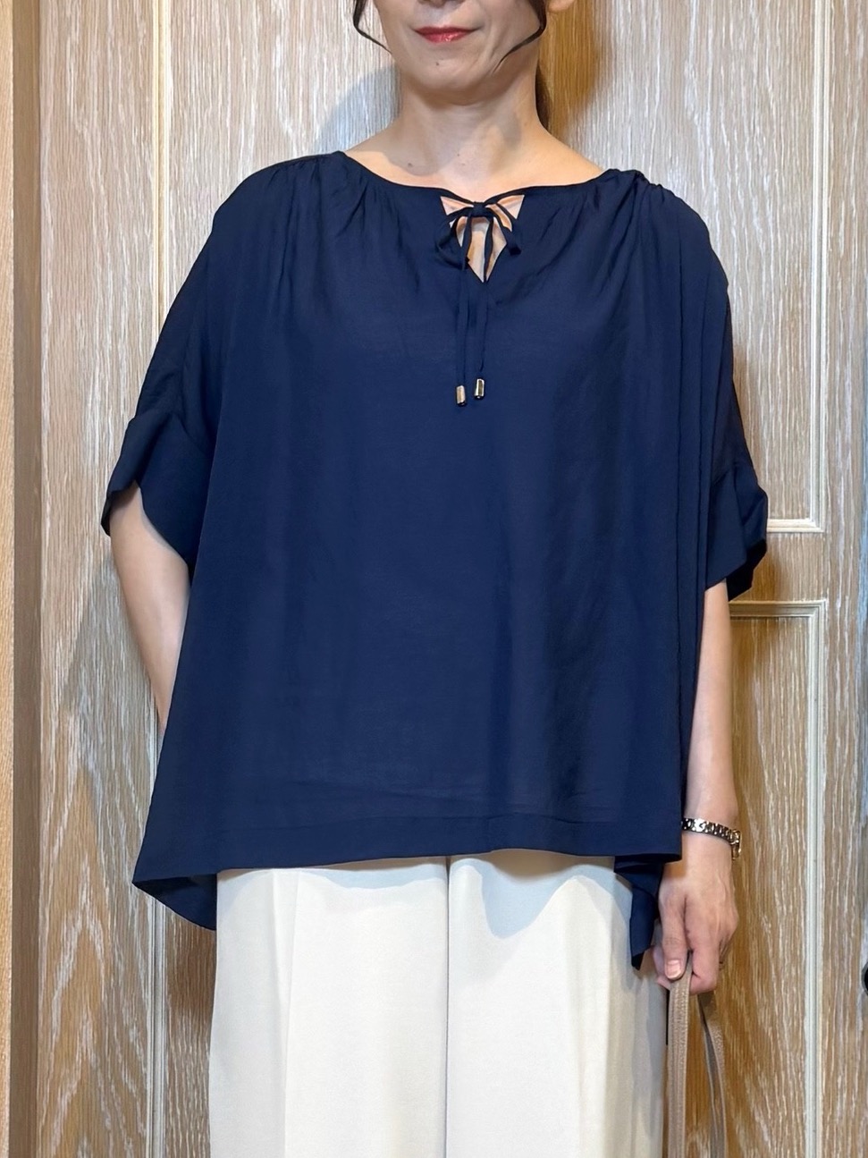 KAORIさんの「SHOO･LA･RUE｜【2点セット/洗濯機可/インしないで着られる】大人の抜け感 リボン付きポンチョ風ブラウス＆タンクトッ」を使ったコーディネート