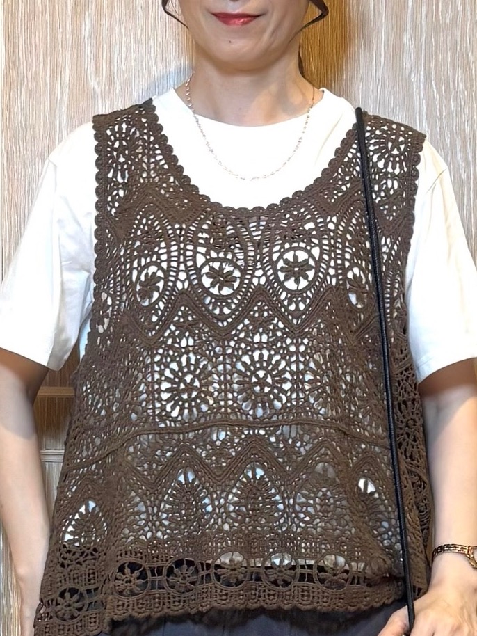 KAORIさんの「SHOO･LA･RUE｜【2点セット/体型カバー】クロシェ編みベスト+ロゴT」を使ったコーディネート