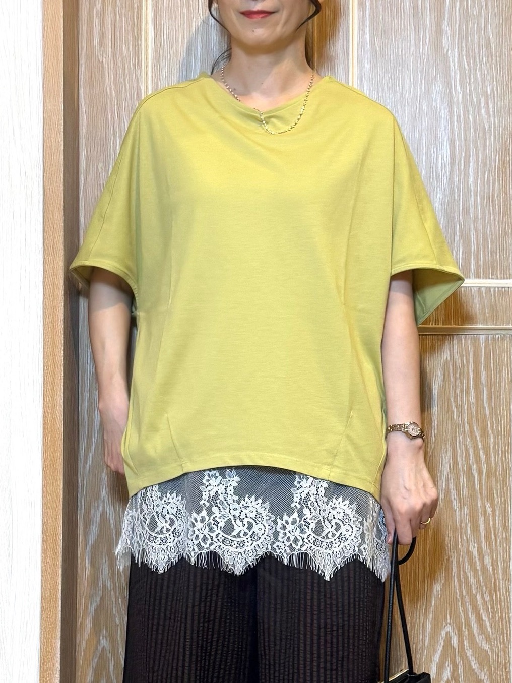 KAORIさんの「SHOO･LA･RUE｜【ひんやり/体型カバー】インせず着られる 上品見えのドルマントップス」を使ったコーディネート