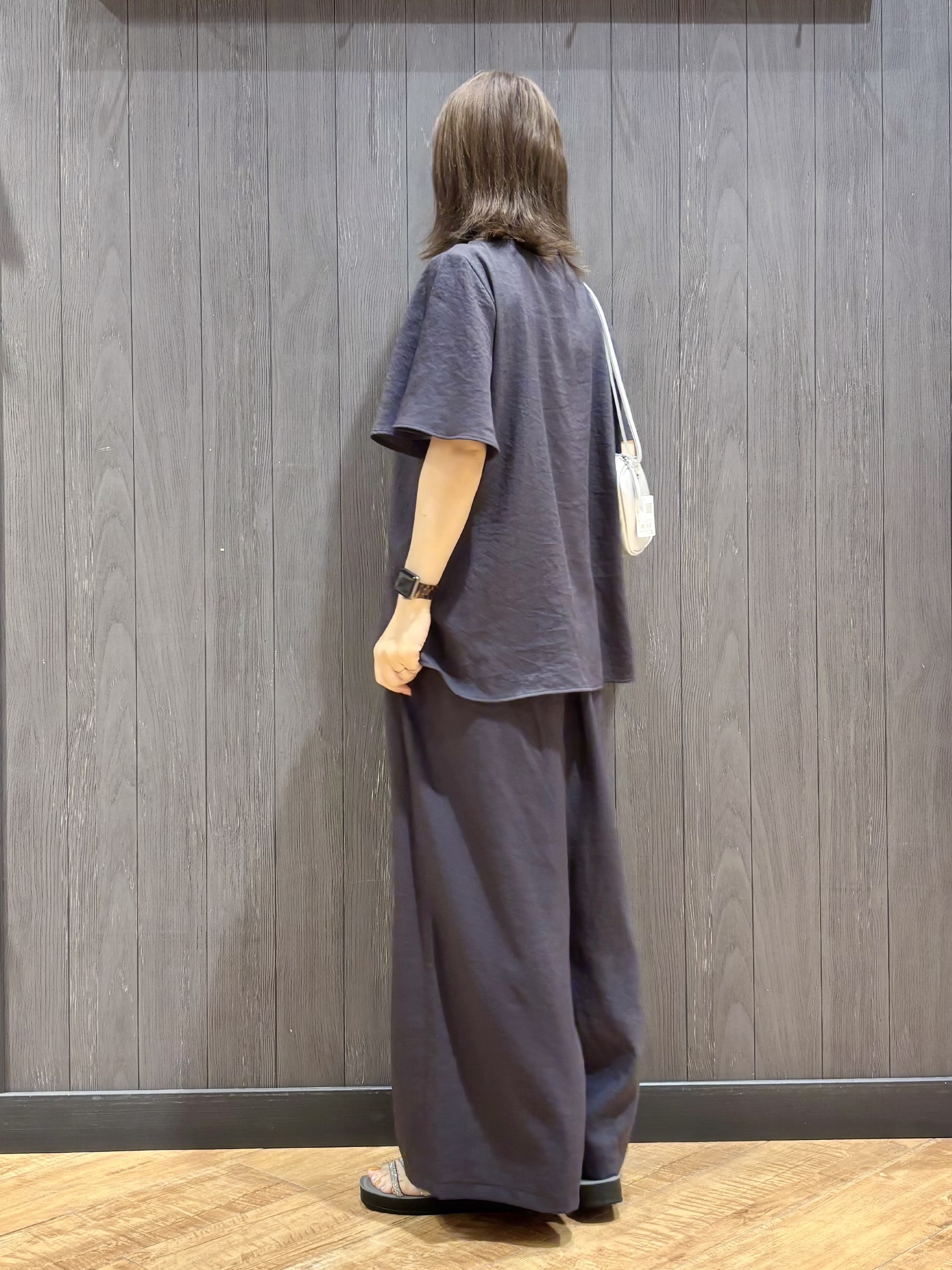 meiさんの「SHOO･LA･RUE｜【セットアップ可/洗濯機可】サラっと着られる 麻調Ⅴネックタックブラウス」を使ったコーディネート
