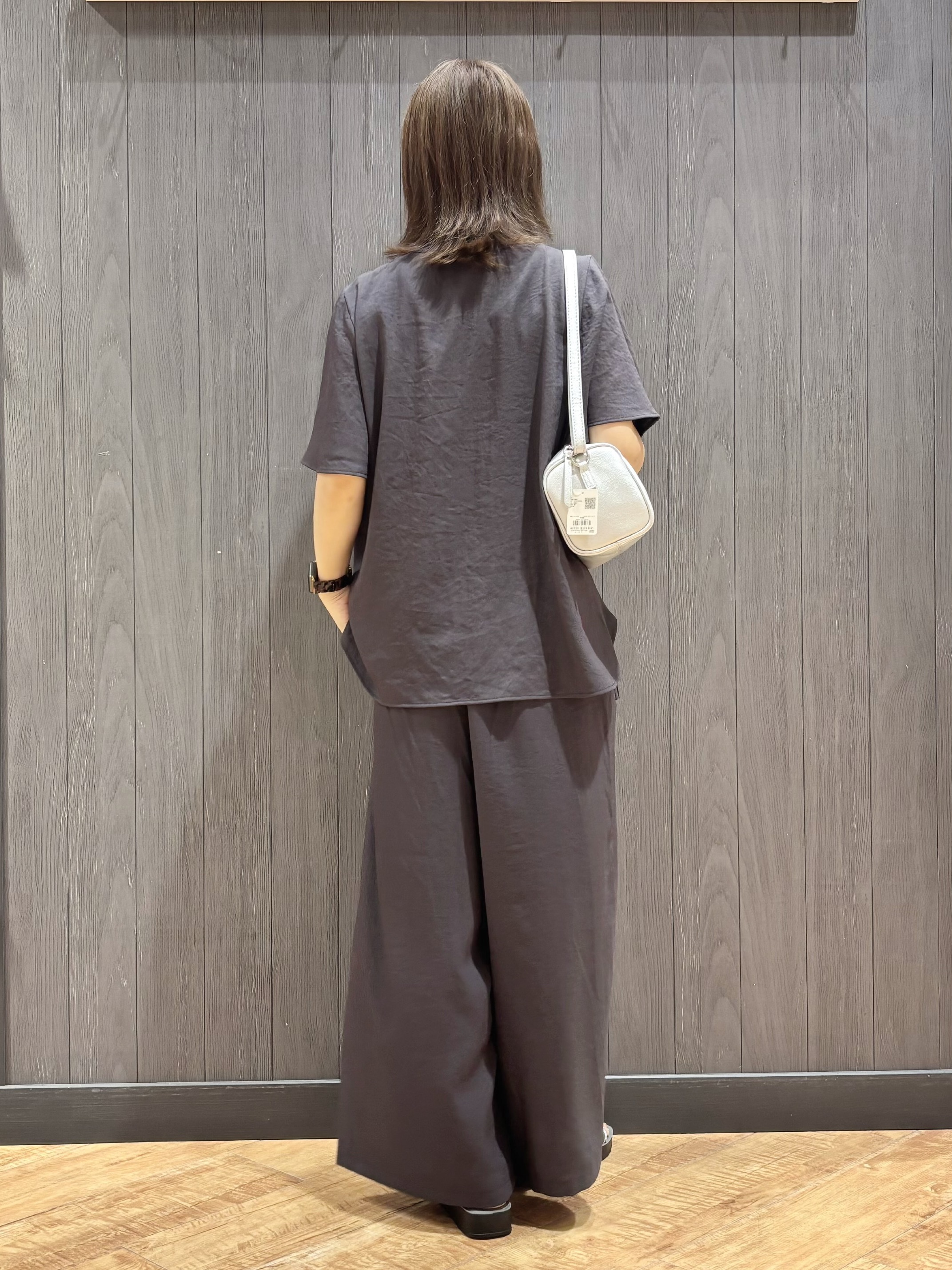 meiさんの「SHOO･LA･RUE｜【セットアップ可/洗濯機可】サラっと着られる 麻調Ⅴネックタックブラウス」を使ったコーディネート