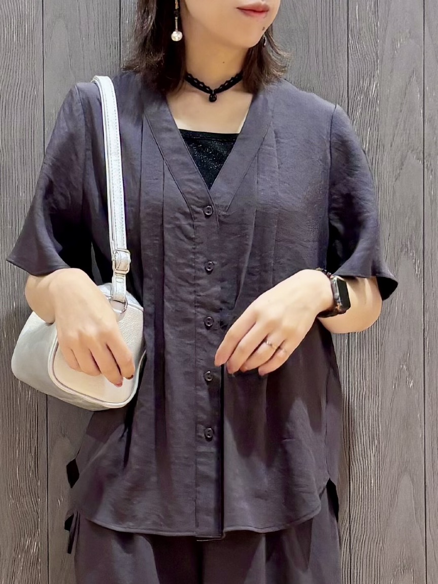 meiさんの「SHOO･LA･RUE｜【セットアップ可/洗濯機可】サラっと着られる 麻調Ⅴネックタックブラウス」を使ったコーディネート