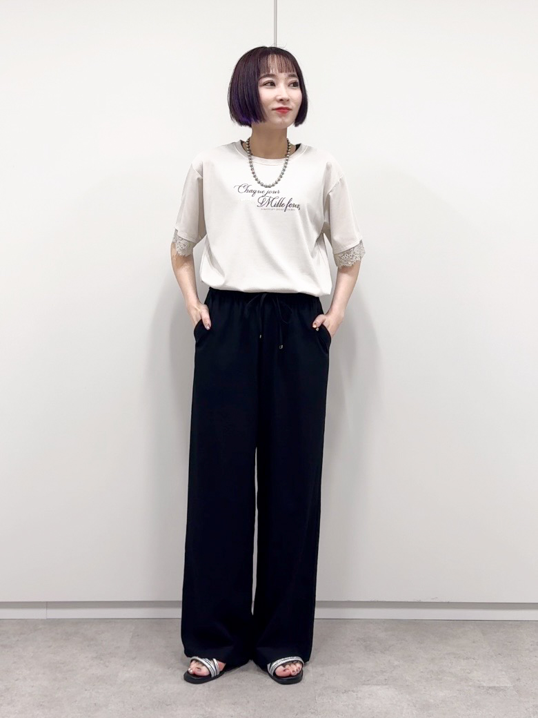 𝐜𝐡𝐢𝐤𝐚さんの「SHOO･LA･RUE｜【ひんやり/UV/S-LL】柄アソート お袖レースが旬顔 上品に決まる大人Tシャツ」を使ったコーディネート