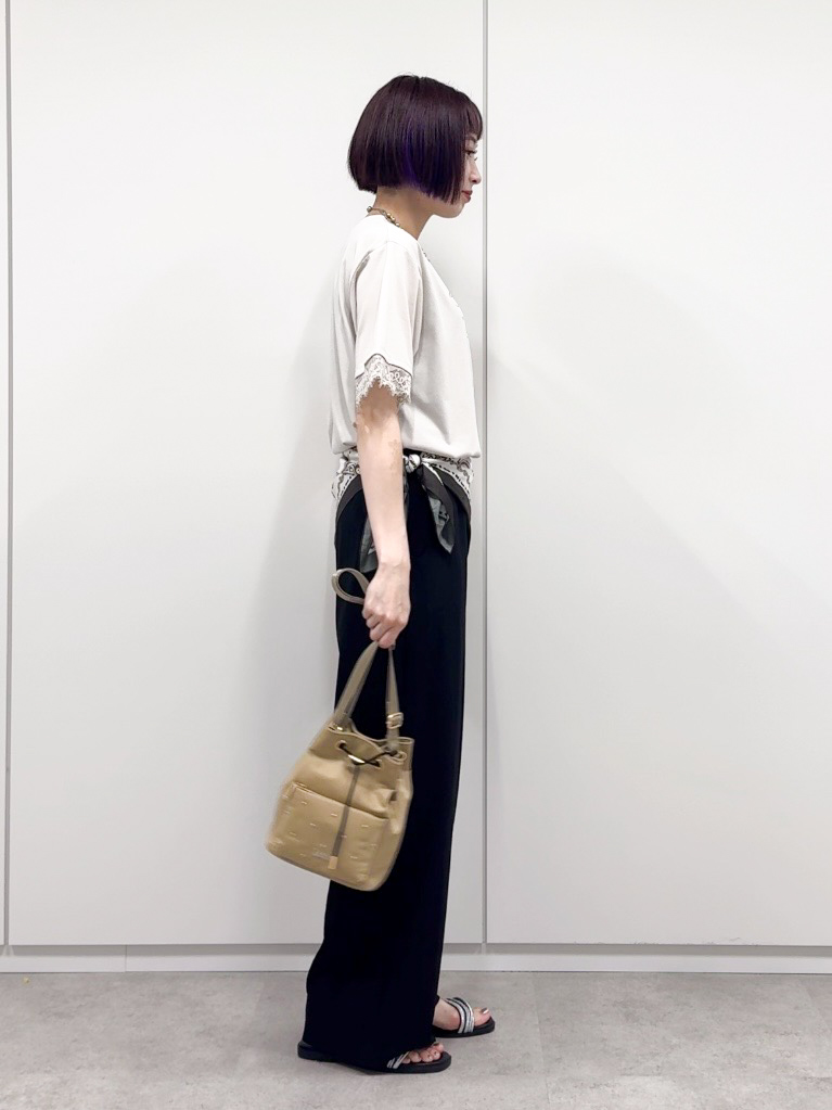 𝐜𝐡𝐢𝐤𝐚さんの「SHOO･LA･RUE｜【ひんやり/UV/S-LL】柄アソート お袖レースが旬顔 上品に決まる大人Tシャツ」を使ったコーディネート