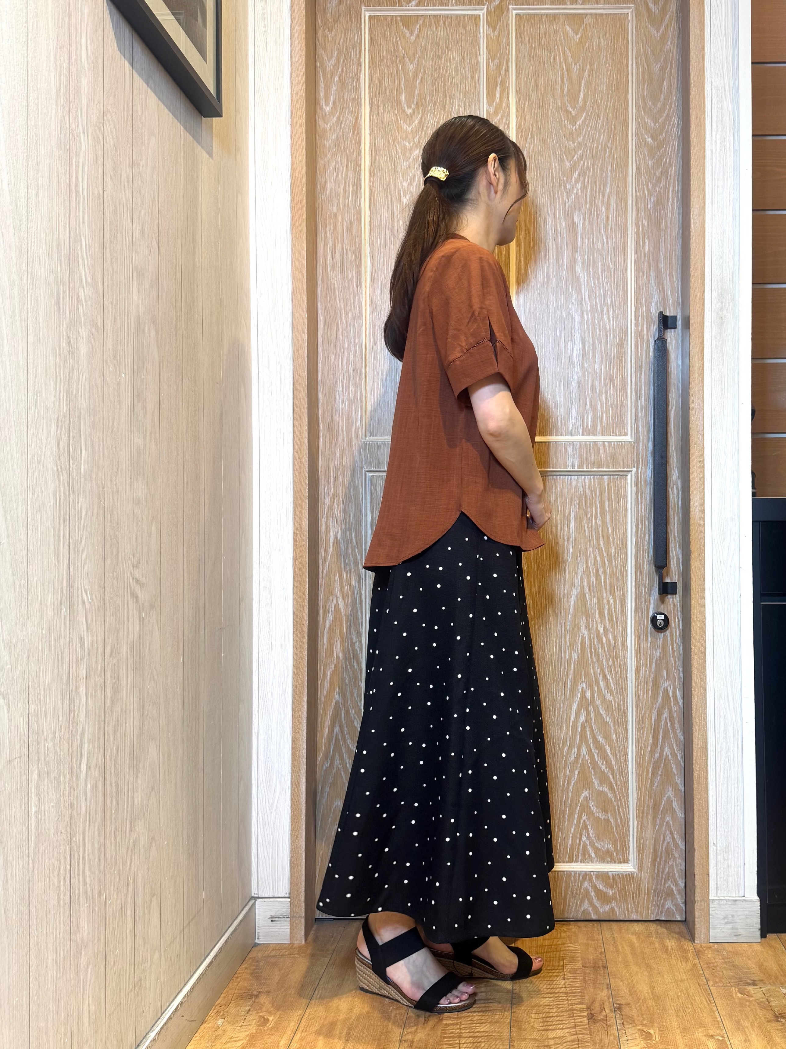 KAORIさんの「SHOO･LA･RUE｜【洗濯後しわになりにくい/インせずきまる】お袖のハシゴレースが涼やかな印象 麻調スキッパーブラウス」を使ったコーディネート