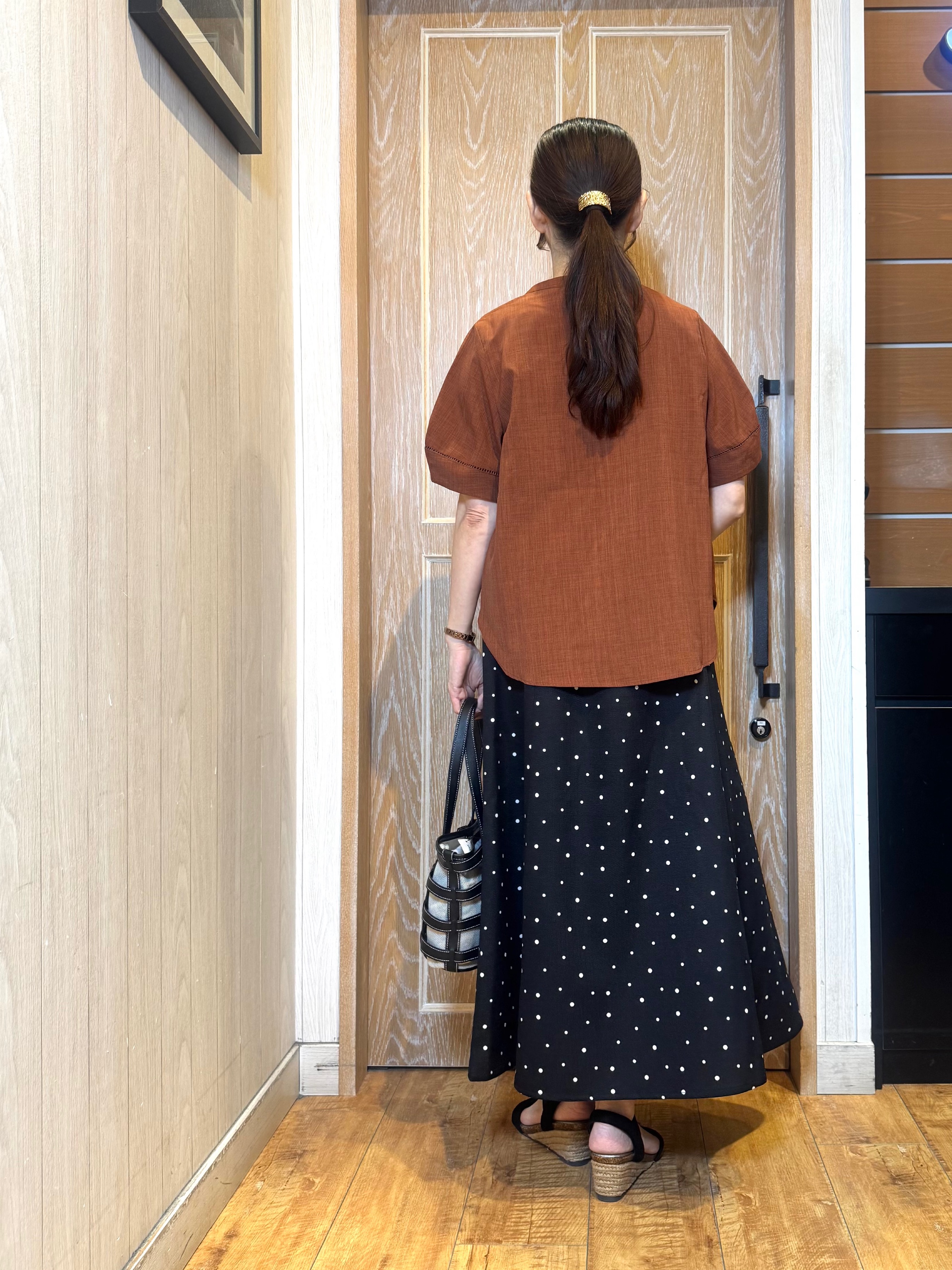 KAORIさんの「SHOO･LA･RUE｜【洗濯後しわになりにくい/インせずきまる】お袖のハシゴレースが涼やかな印象 麻調スキッパーブラウス」を使ったコーディネート