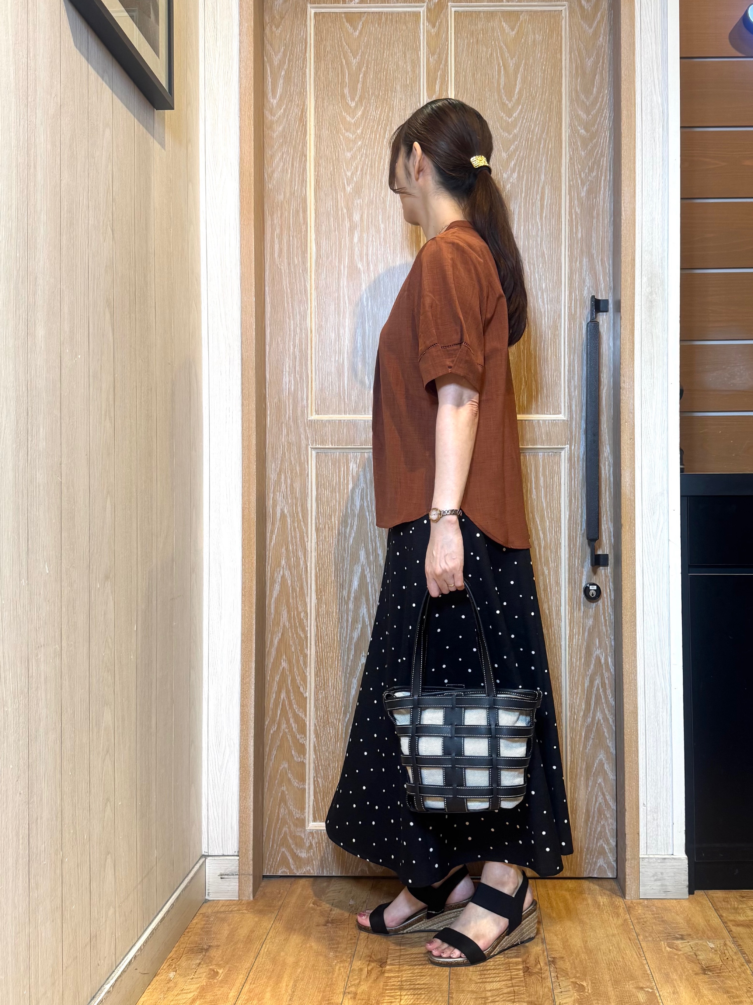 KAORIさんの「SHOO･LA･RUE｜【洗濯後しわになりにくい/インせずきまる】お袖のハシゴレースが涼やかな印象 麻調スキッパーブラウス」を使ったコーディネート