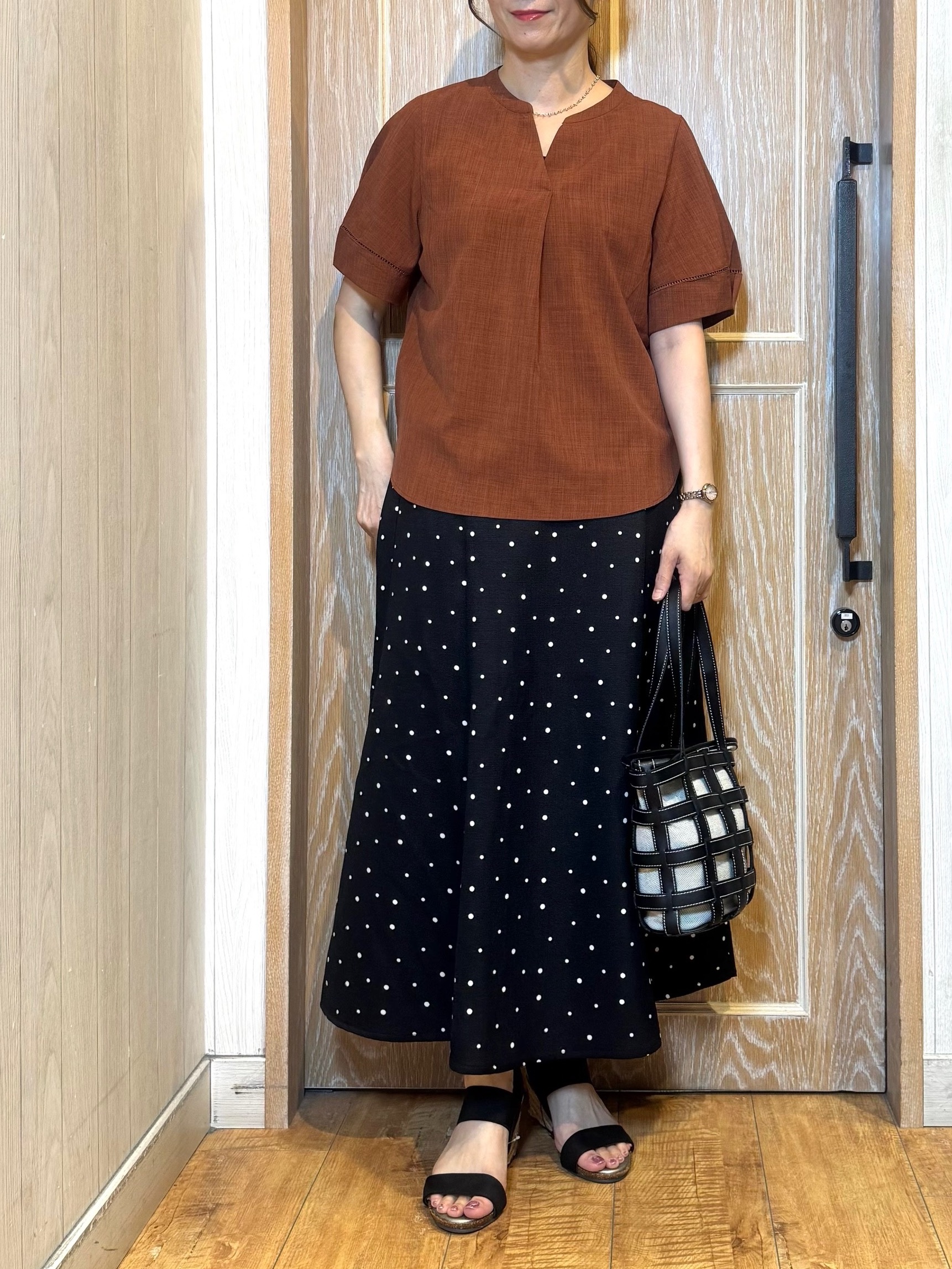 KAORIさんの「SHOO･LA･RUE｜【洗濯後しわになりにくい/インせずきまる】お袖のハシゴレースが涼やかな印象 麻調スキッパーブラウス」を使ったコーディネート