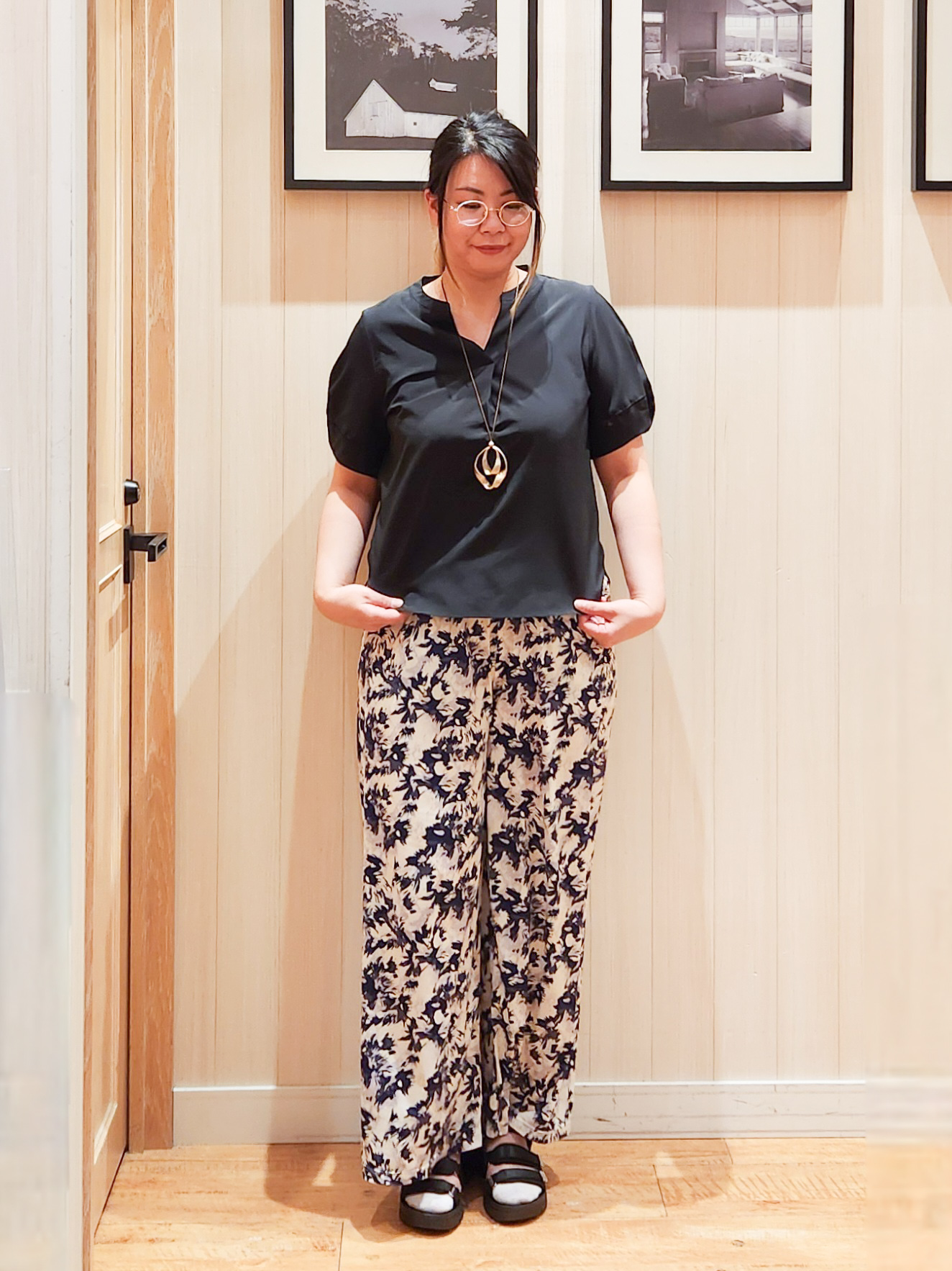 れーやんさんの「SHOO･LA･RUE｜【洗濯後しわになりにくい／インせずきまる】麻調ハシゴレーススキッパーブラウス」を使ったコーディネート