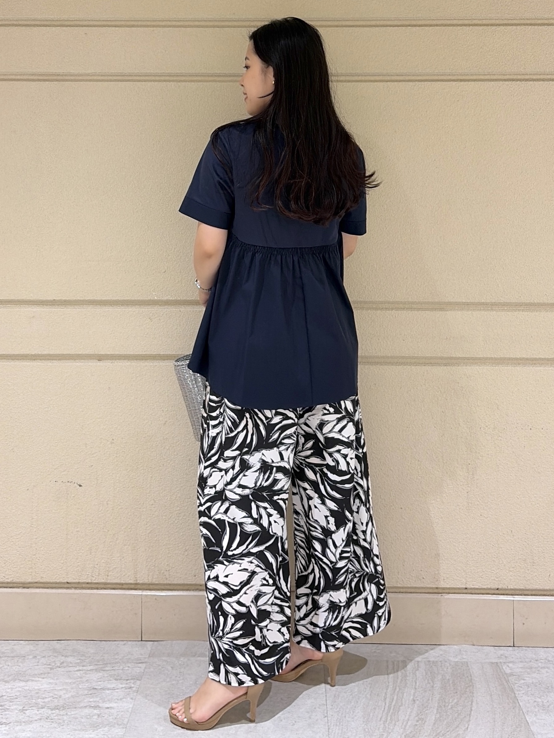 Momokaさんの「COUP DE CHANCE｜【手洗い可／日本製】バックペプラムデザイン プルオーバー」を使ったコーディネート