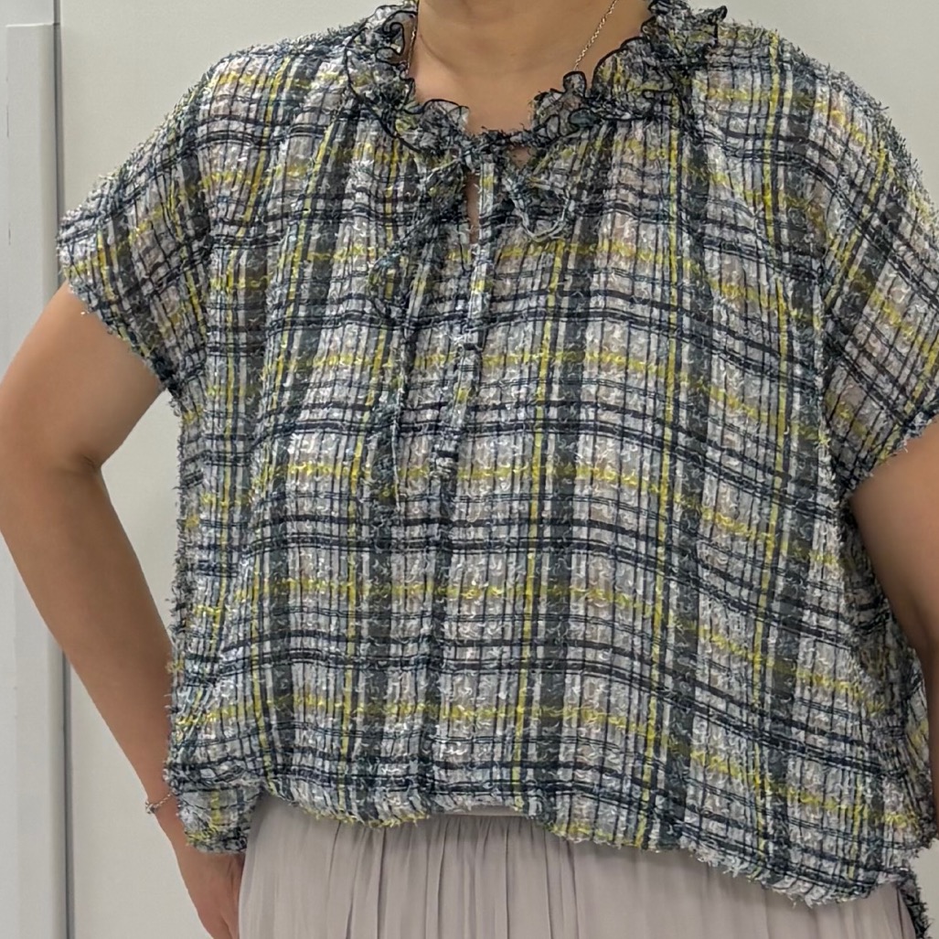 hIさんの「COUP DE CHANCE｜チェック柄フリルブラウス」を使ったコーディネート