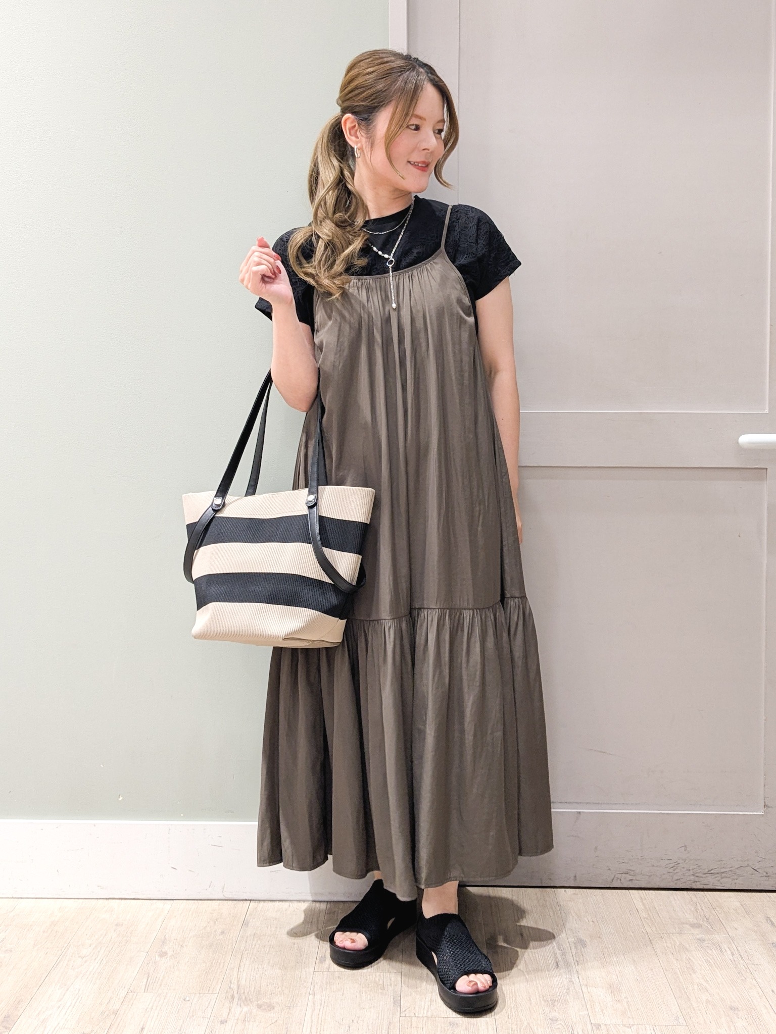 kuwawaさんの「grove｜【持続冷感/SET UP可】ひんやりポンチシリーズ／フロントレースドルマンカットソー」を使ったコーディネート