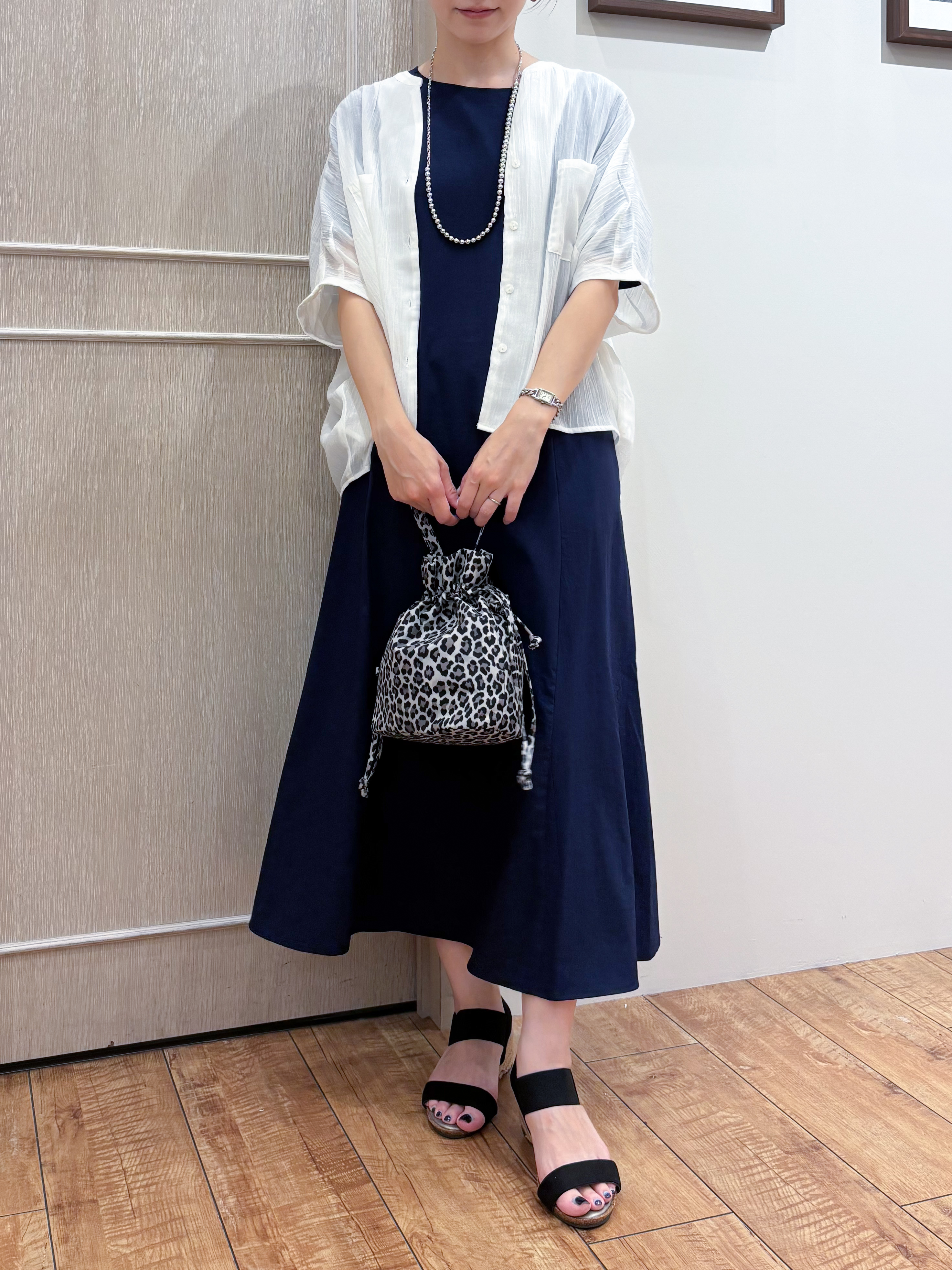 なみさんの「SHOO･LA･RUE｜【洗濯機可/選べる6色】程よいシアー感が涼し気 ゆったりワッシャードルマンブラウス」を使ったコーディネート