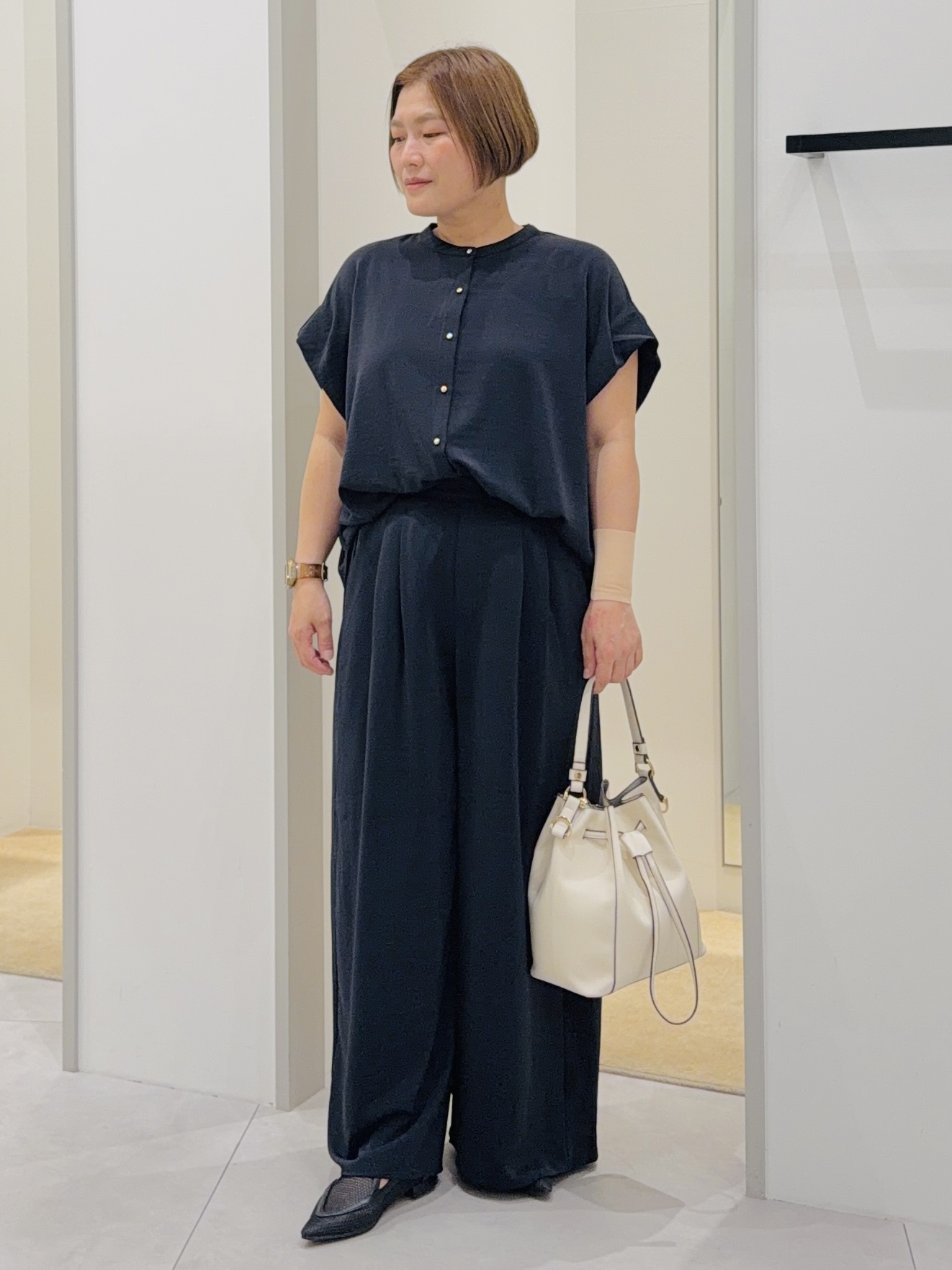 タナさんの「THE SHOP TK｜【ひんやり/遮熱/セットアップ可】やみつきになる とろみバンドカラーブラウス」を使ったコーディネート