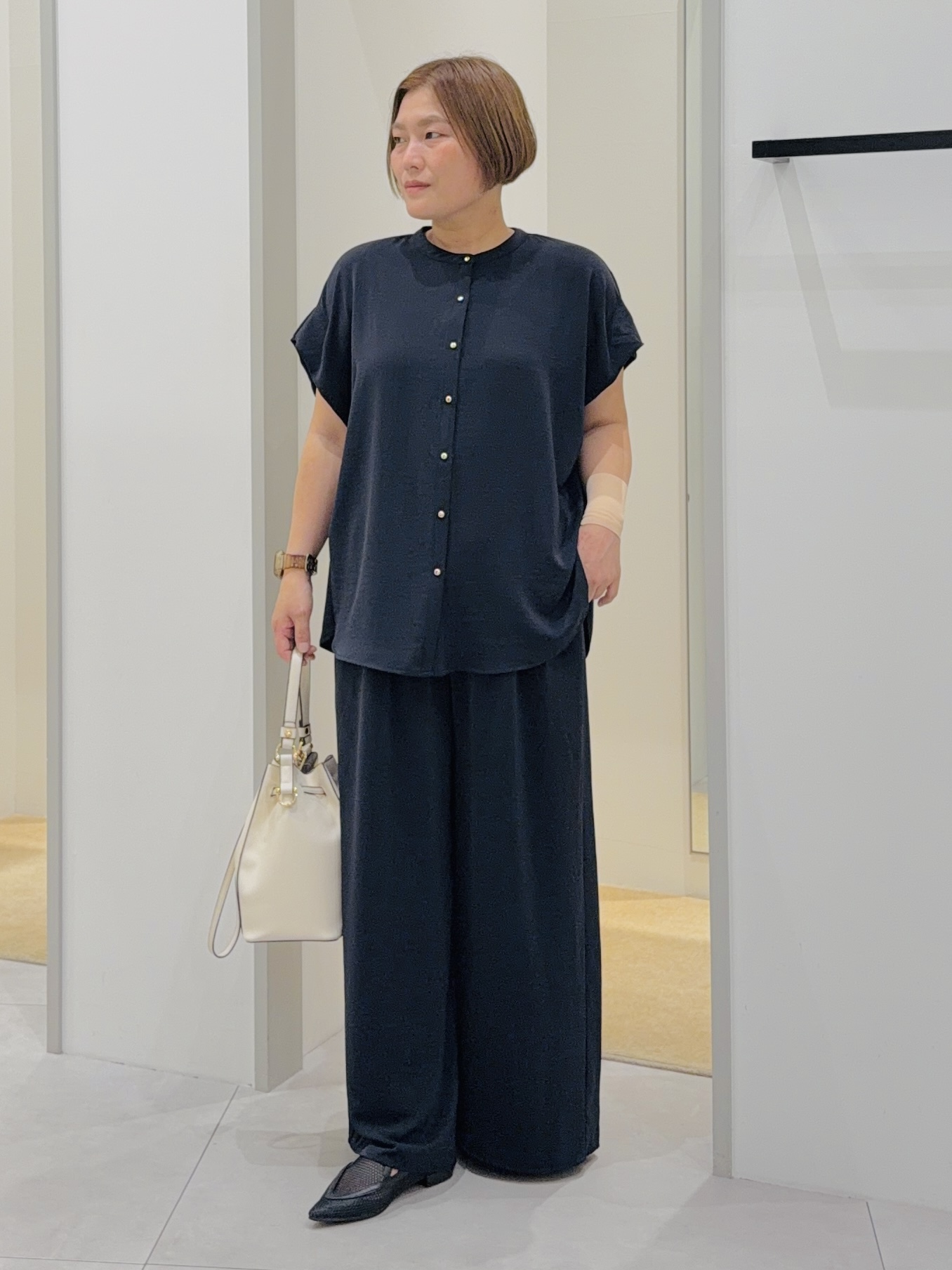 タナさんの「THE SHOP TK｜【ひんやり/遮熱/セットアップ可】やみつきになる とろみバンドカラーブラウス」を使ったコーディネート