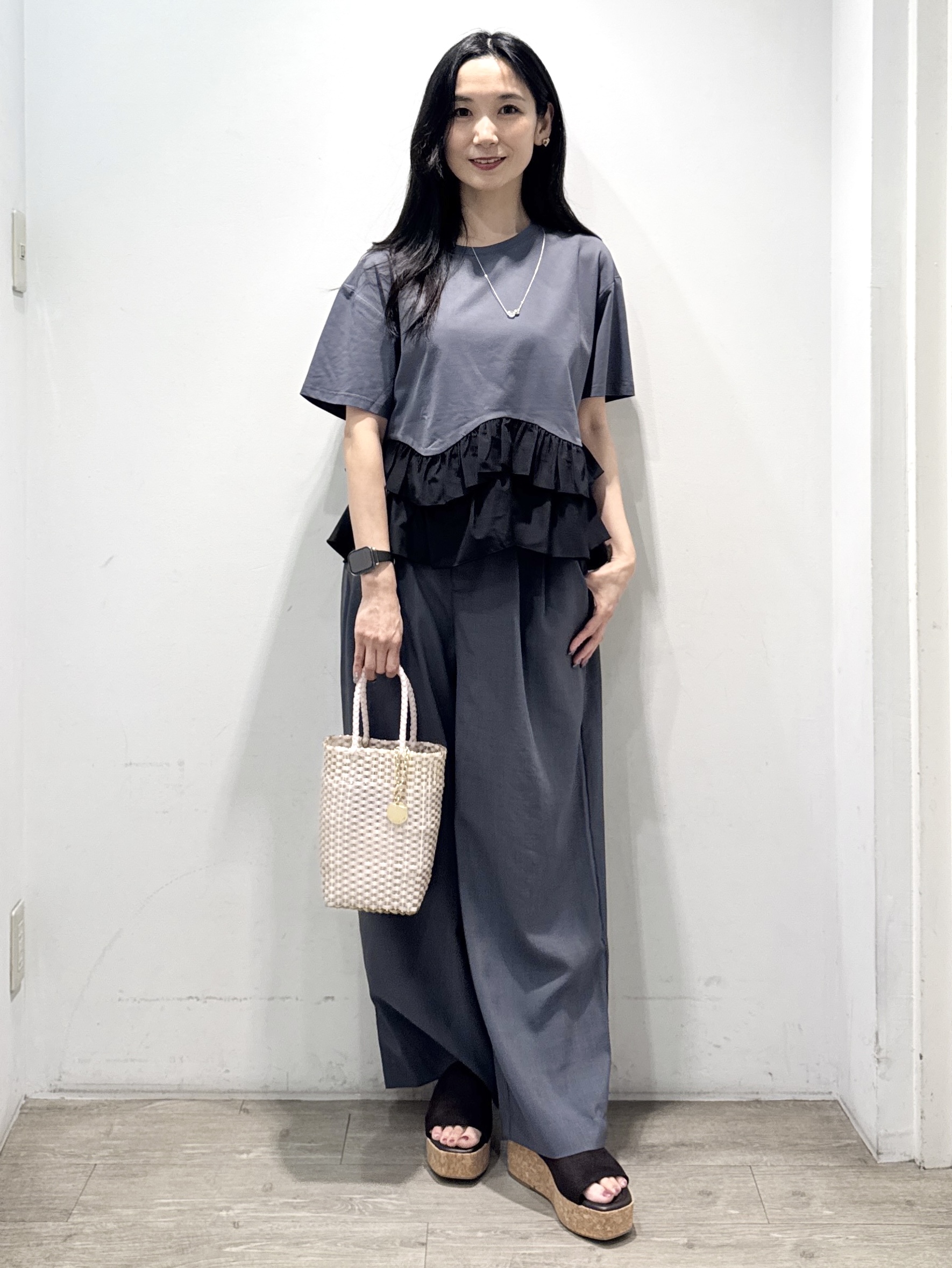 yuicciさんの「OPAQUE.CLIP｜裾フリルドッキングTシャツ【洗濯機OK】」を使ったコーディネート