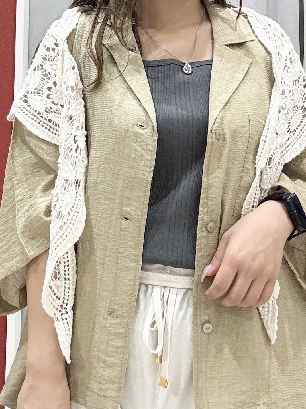 shioさんの「SHOO･LA･RUE｜【S-LL/洗濯機可】抜け感たっぷり 程よい透け感のポケット付きシャツ」を使ったコーディネート