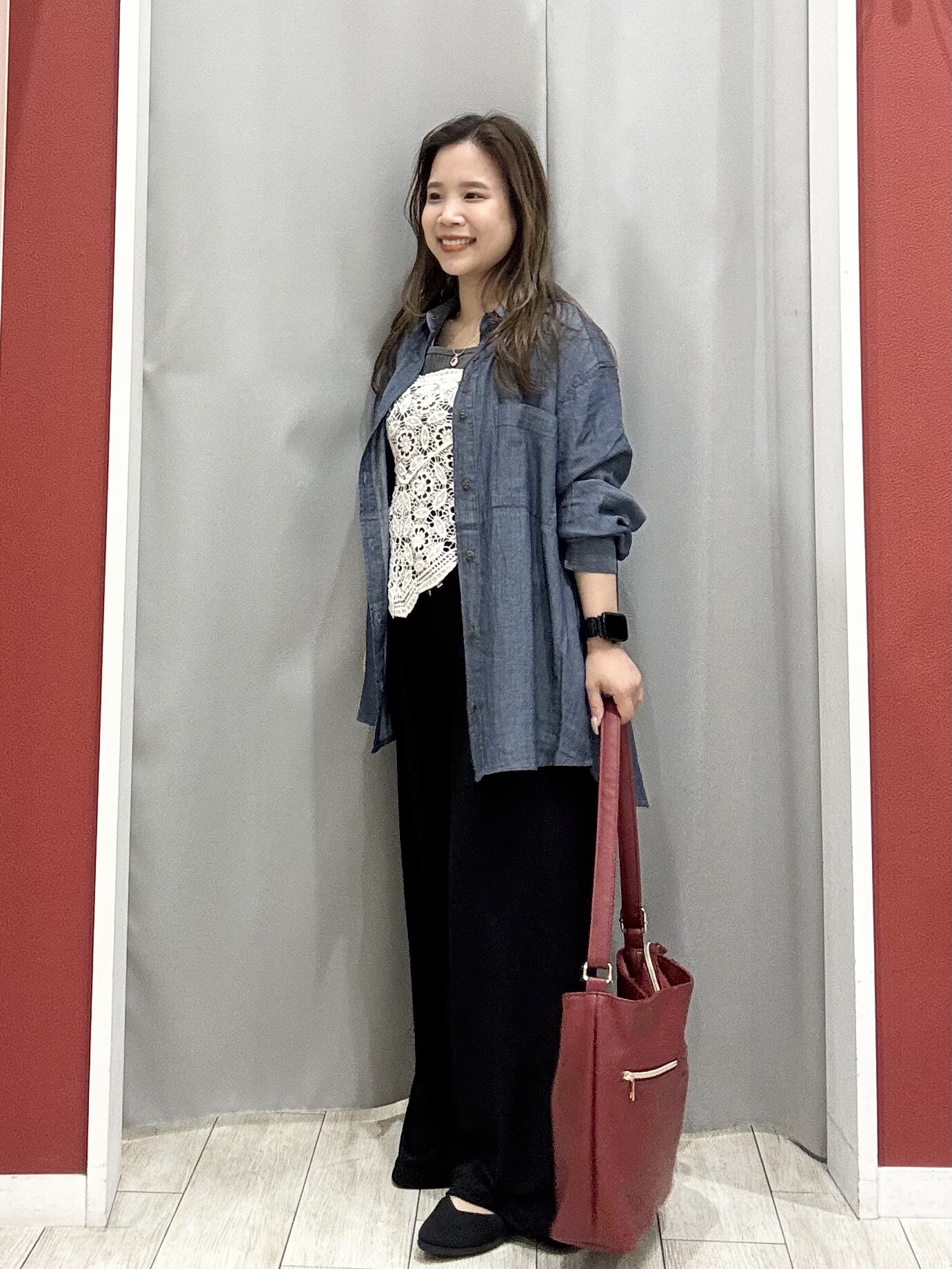 shioさんの「SHOO･LA･RUE｜【綿100%/UV/S-LL/体型カバー】優しく透ける 柔らかシアーデニムシャツ」を使ったコーディネート