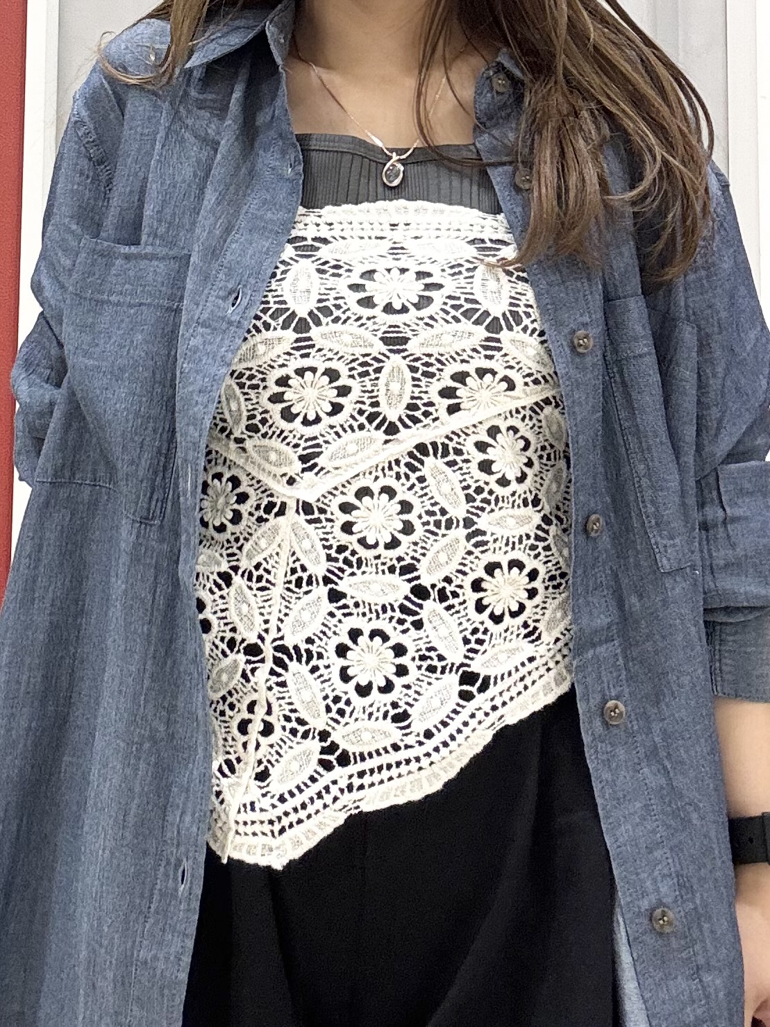 shioさんの「SHOO･LA･RUE｜【綿100%/UV/S-LL/体型カバー】優しく透ける 柔らかシアーデニムシャツ」を使ったコーディネート