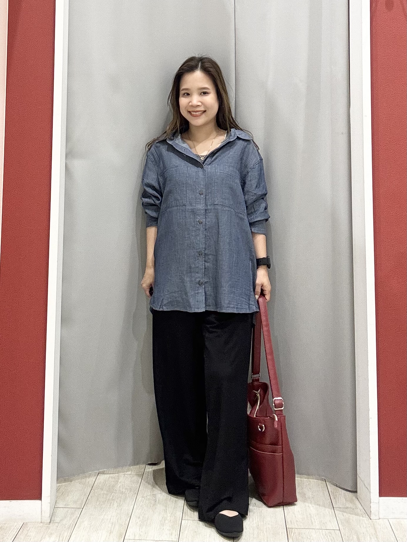 shioさんの「SHOO･LA･RUE｜【綿100%/UV/S-LL/体型カバー】優しく透ける 柔らかシアーデニムシャツ」を使ったコーディネート
