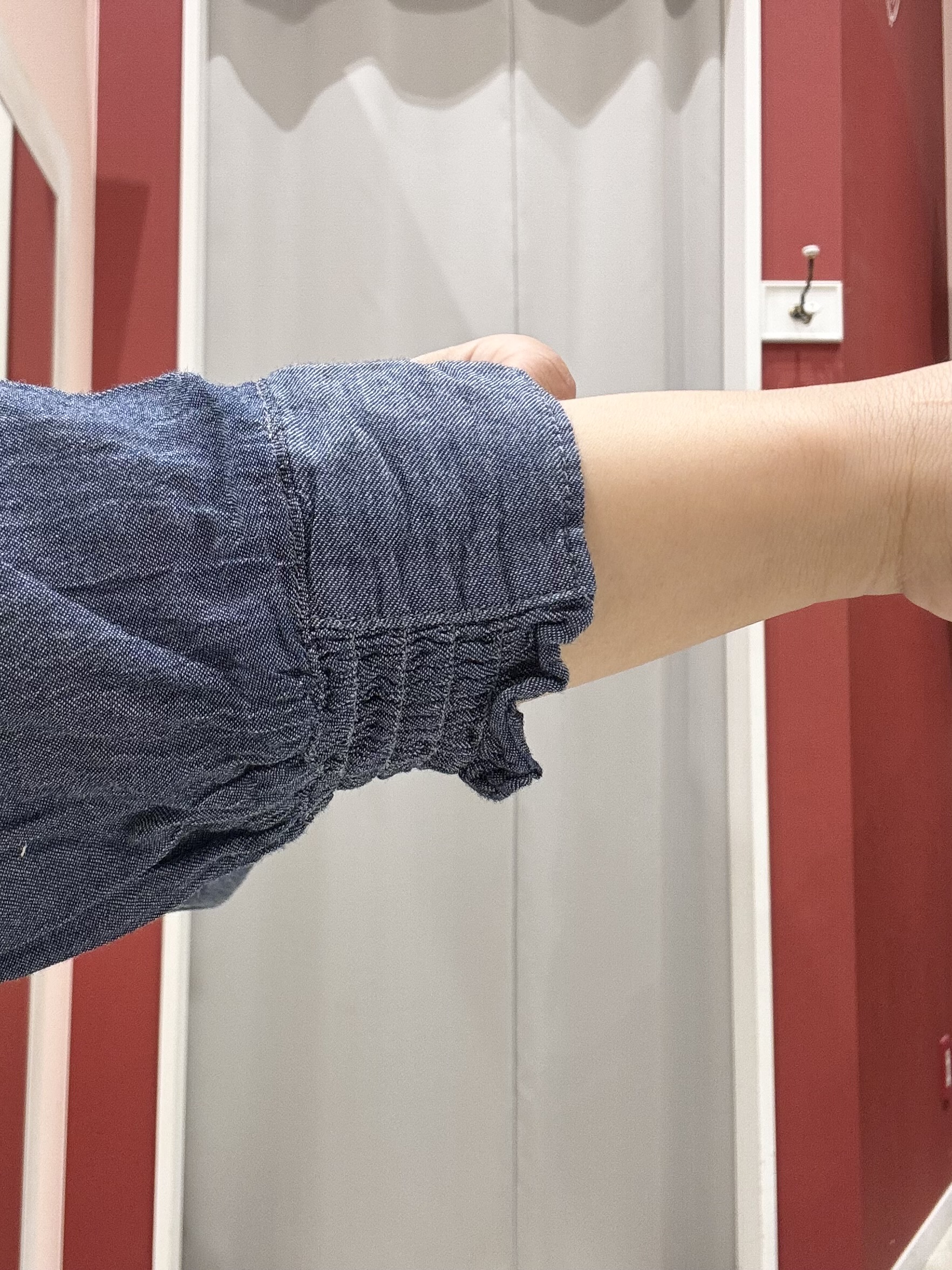 shioさんの「SHOO･LA･RUE｜【綿100%/UV/S-LL/体型カバー】優しく透ける 柔らかシアーデニムシャツ」を使ったコーディネート