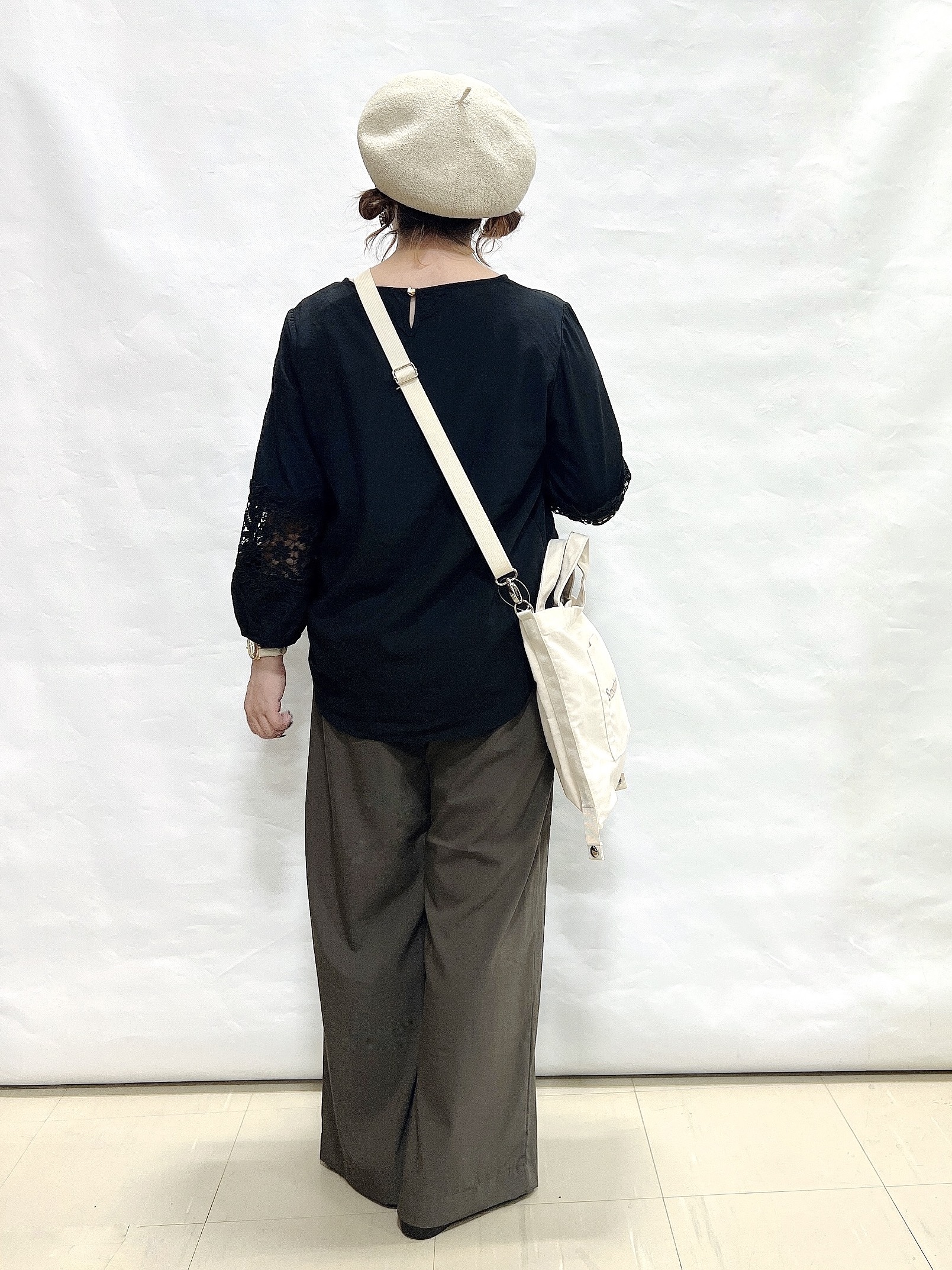 YUIさんの「SHOO･LA･RUE｜【洗濯機可/S-LL/洗濯後しわになりにくい】お袖レースデザインブラウス」を使ったコーディネート