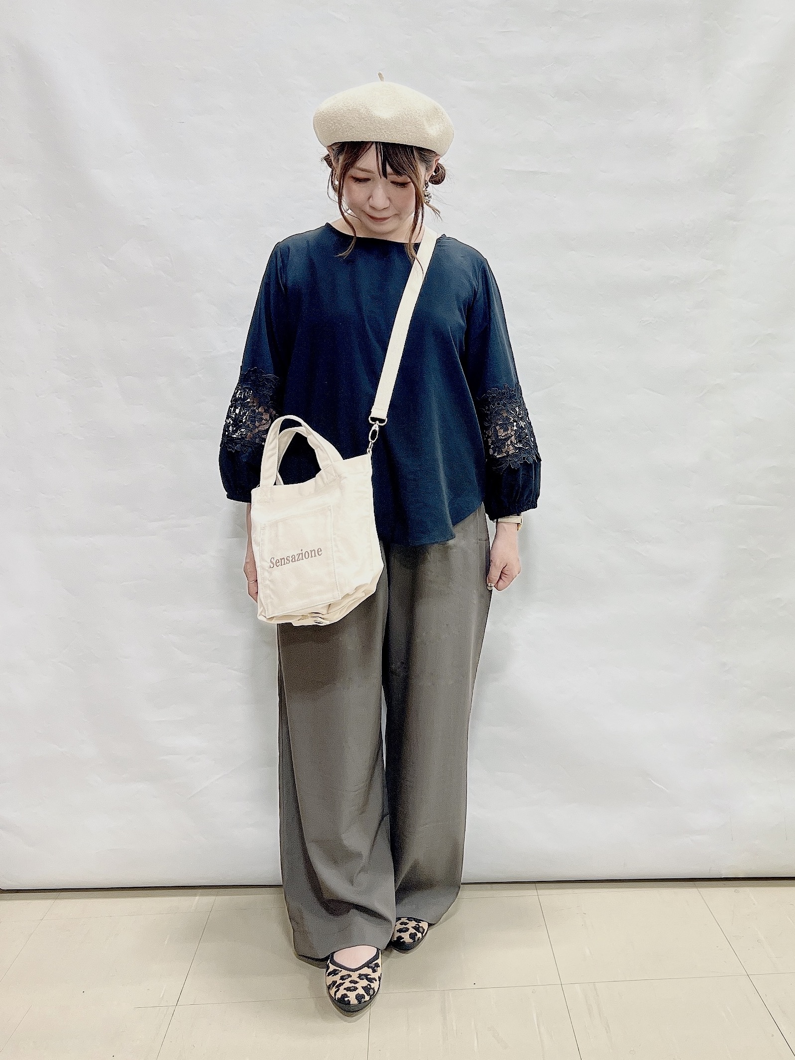 YUIさんの「SHOO･LA･RUE｜【洗濯機可/S-LL/洗濯後しわになりにくい】お袖レースデザインブラウス」を使ったコーディネート