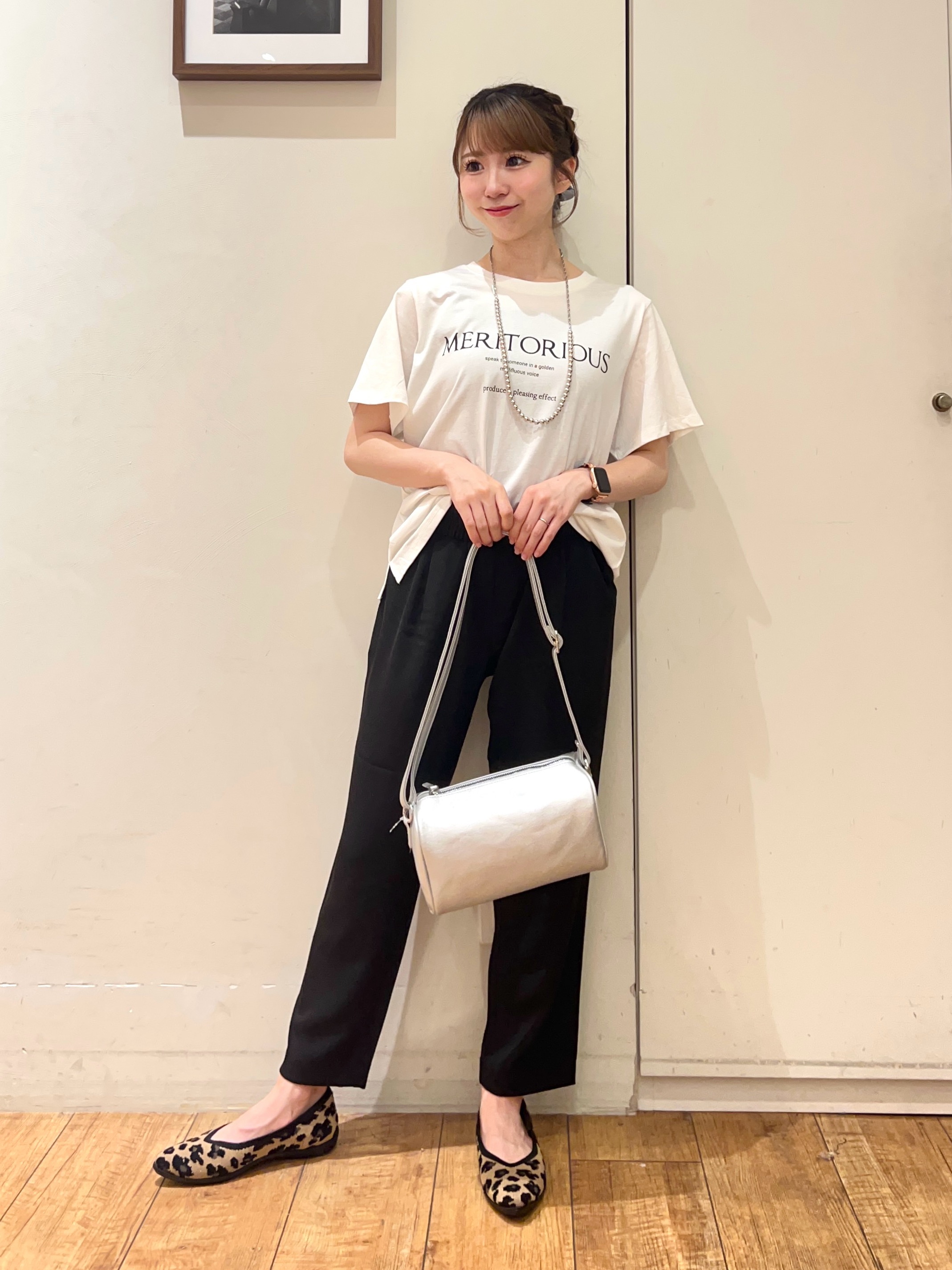 AIRIさんの「SHOO･LA･RUE｜【ひんやり/S-LL/洗濯機可】真夏に着たい 大人のベーシックカラープリントTシャツ」を使ったコーディネート
