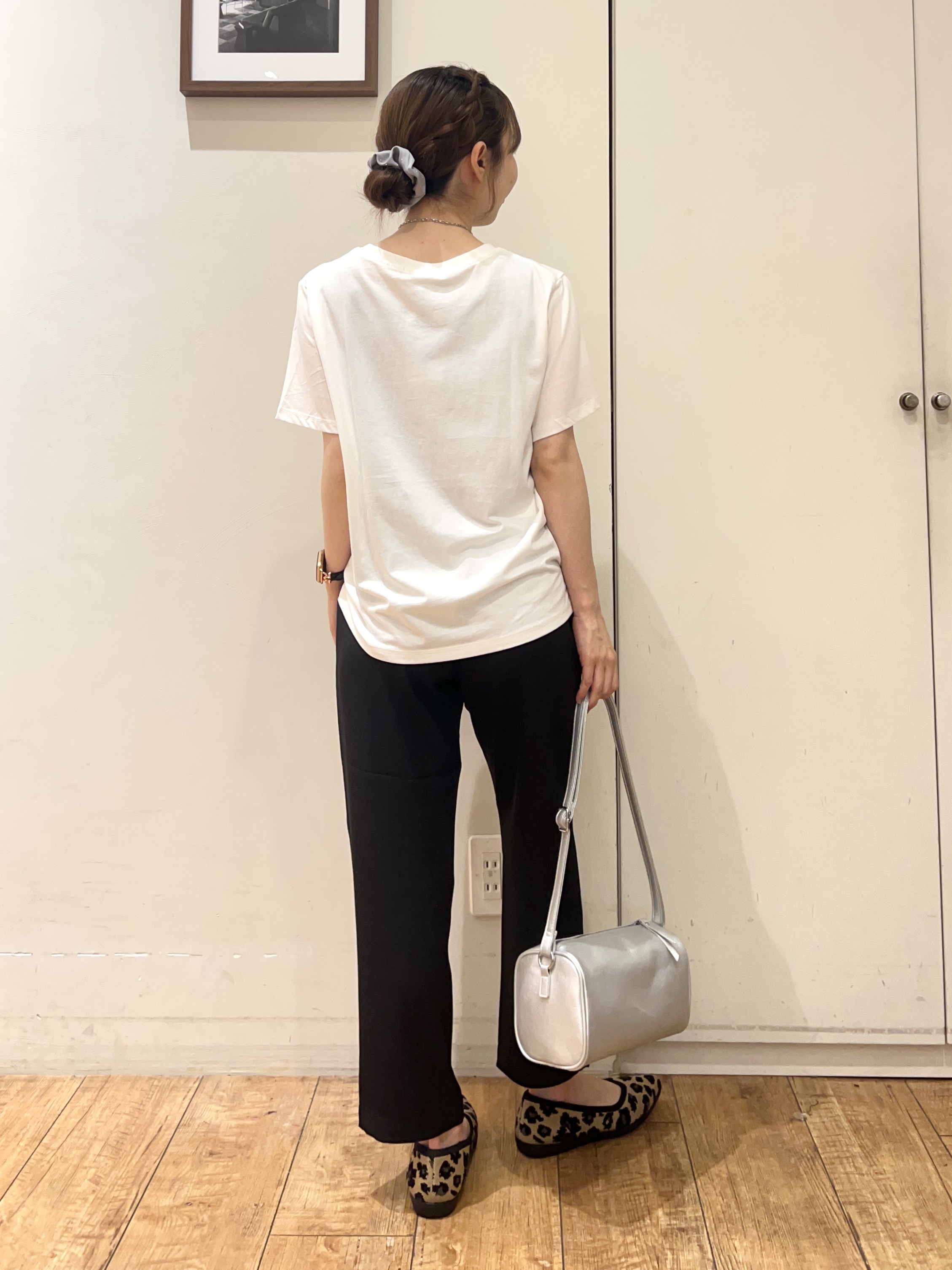 AIRIさんの「SHOO･LA･RUE｜【ひんやり/S-LL/洗濯機可】真夏に着たい 大人のベーシックカラープリントTシャツ」を使ったコーディネート
