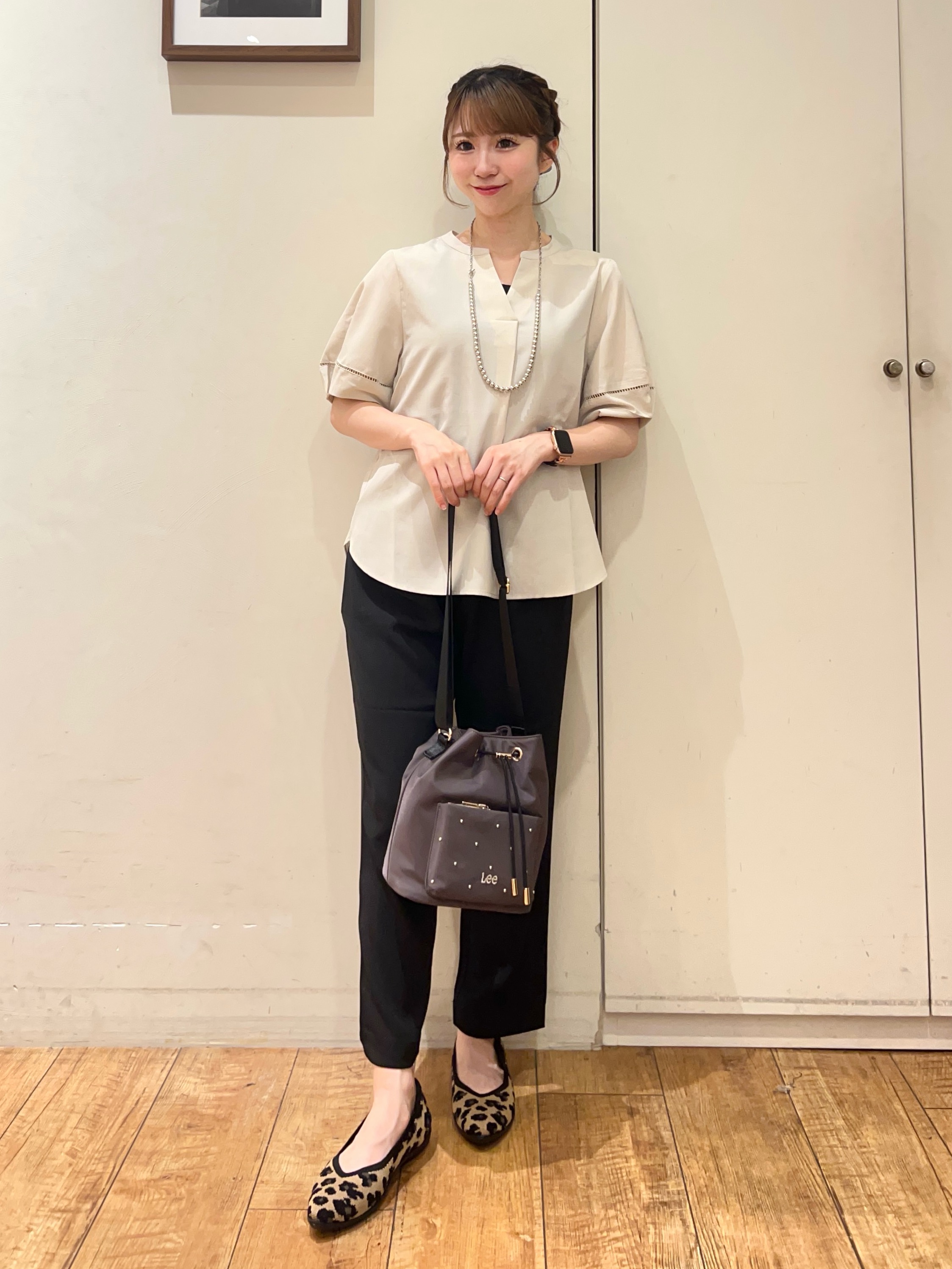 AIRIさんの「SHOO･LA･RUE｜【洗濯後しわになりにくい/インせずきまる】お袖のハシゴレースが涼やかな印象 麻調スキッパーブラウス」を使ったコーディネート
