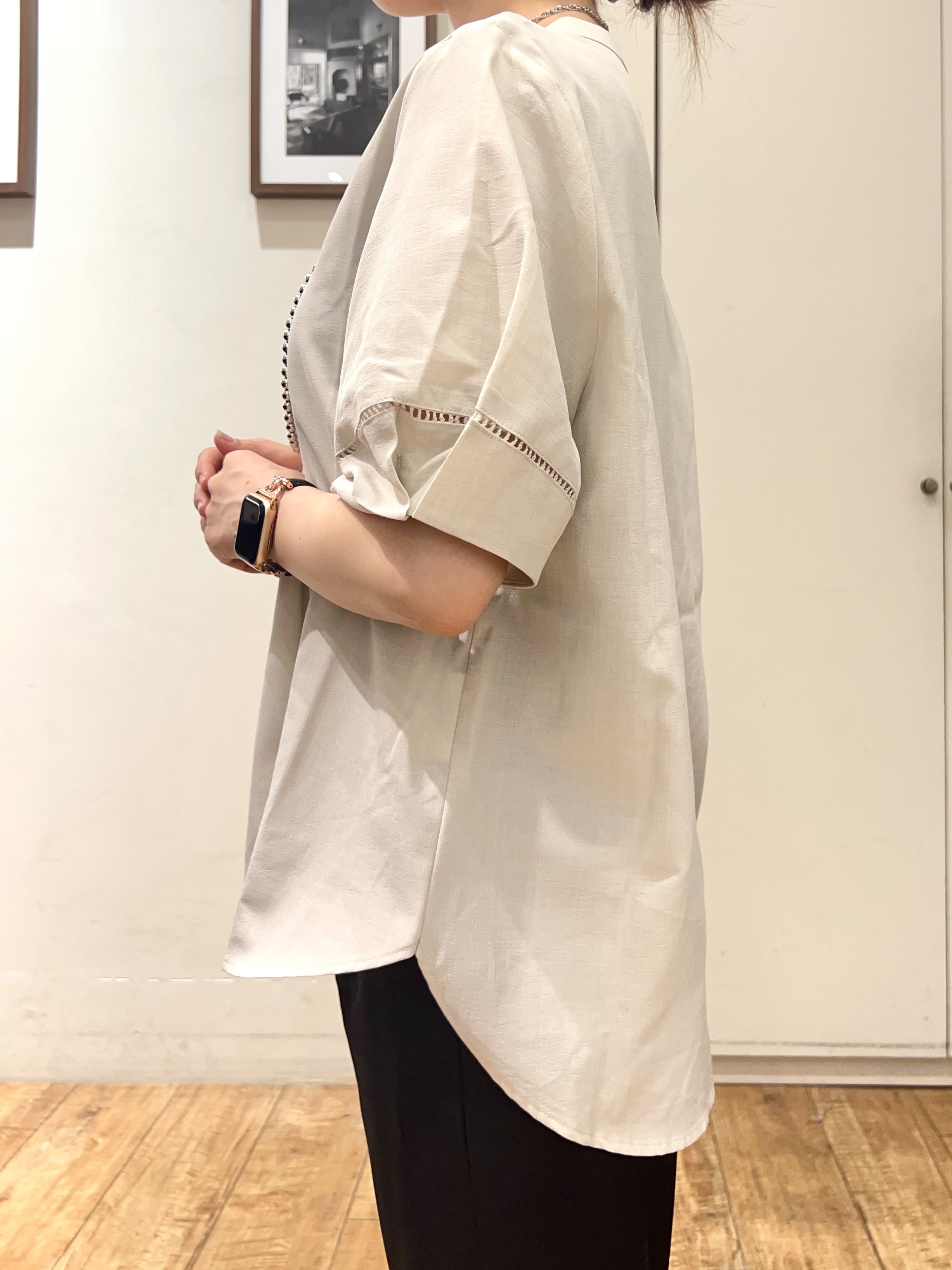 AIRIさんの「SHOO･LA･RUE｜【洗濯後しわになりにくい/インせずきまる】お袖のハシゴレースが涼やかな印象 麻調スキッパーブラウス」を使ったコーディネート