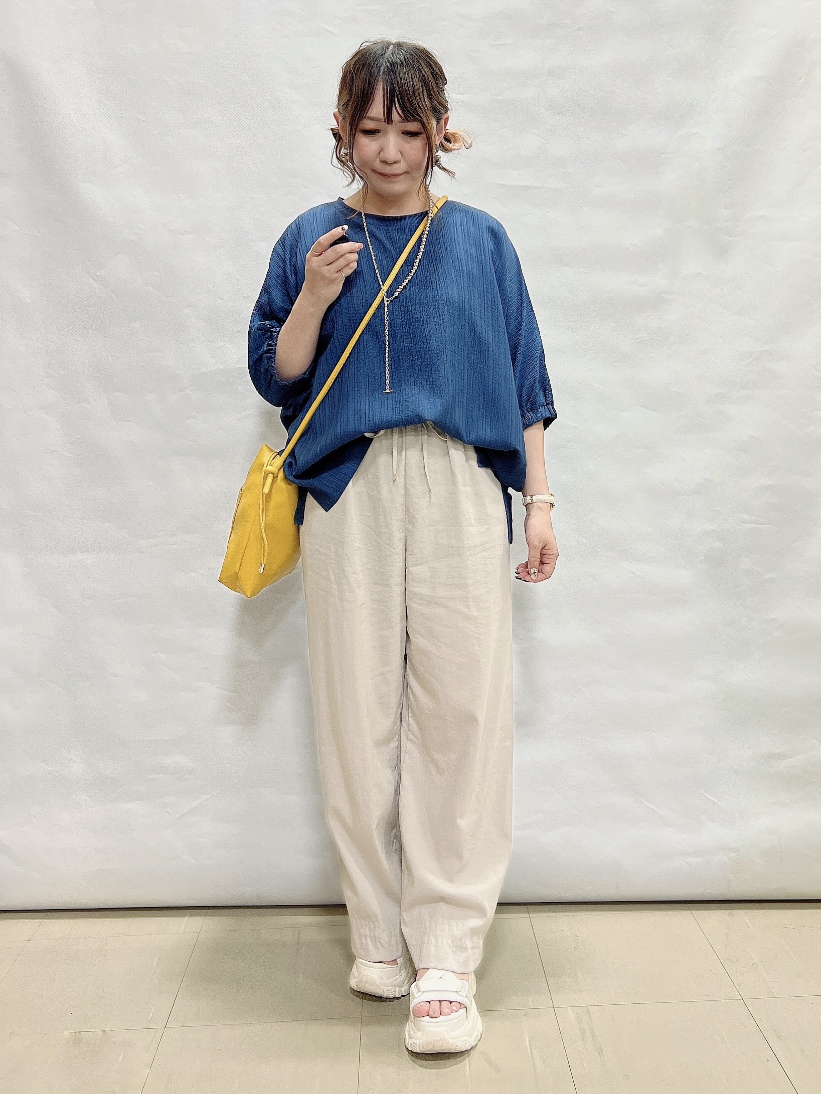 YUIさんの「SHOO･LA･RUE｜【インせず着られる/洗濯後しわになりにくい】しぼしぼドルマンブラウス」を使ったコーディネート