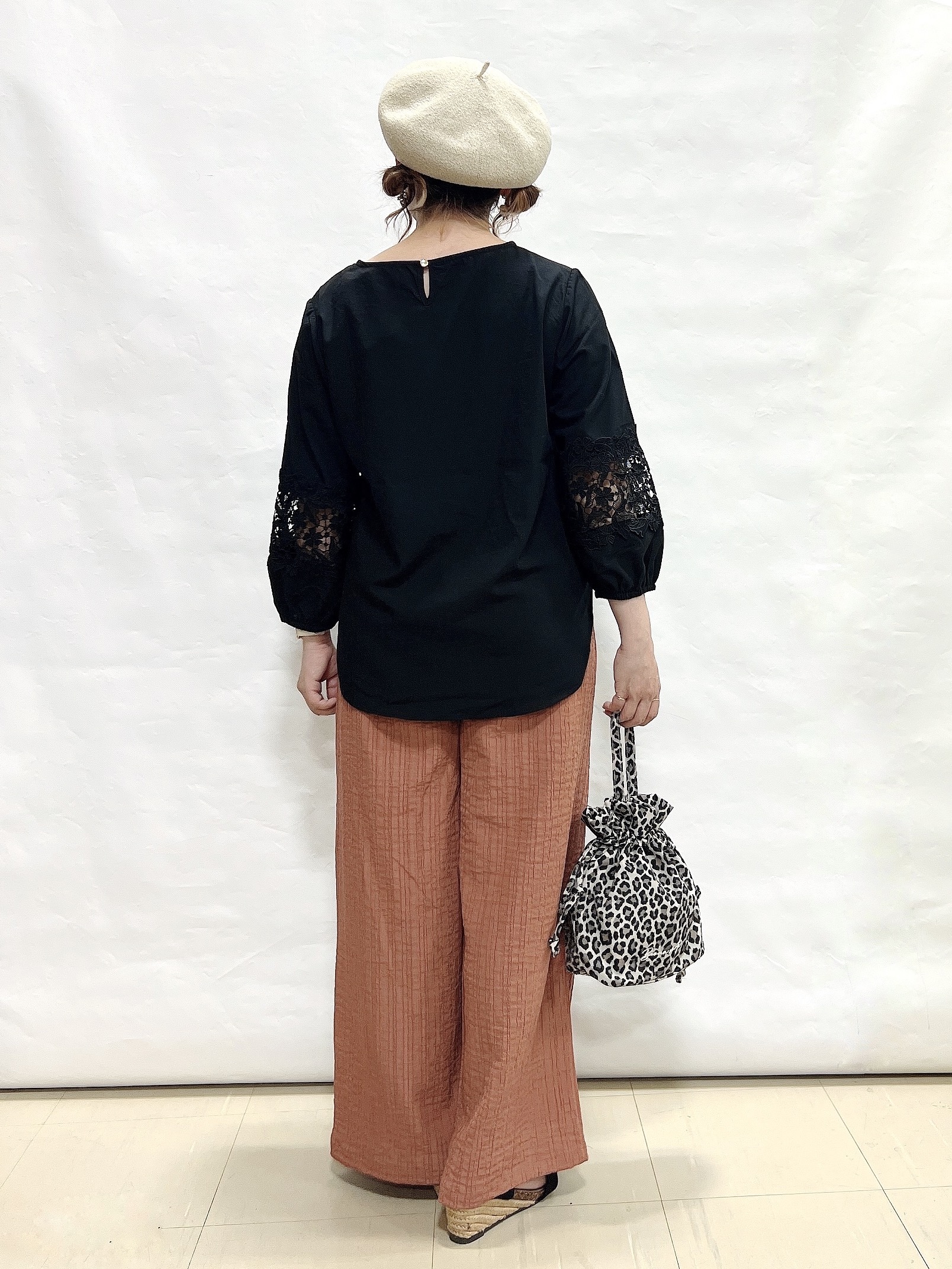 YUIさんの「SHOO･LA･RUE｜【洗濯機可/S-LL/洗濯後しわになりにくい】お袖レースデザインブラウス」を使ったコーディネート