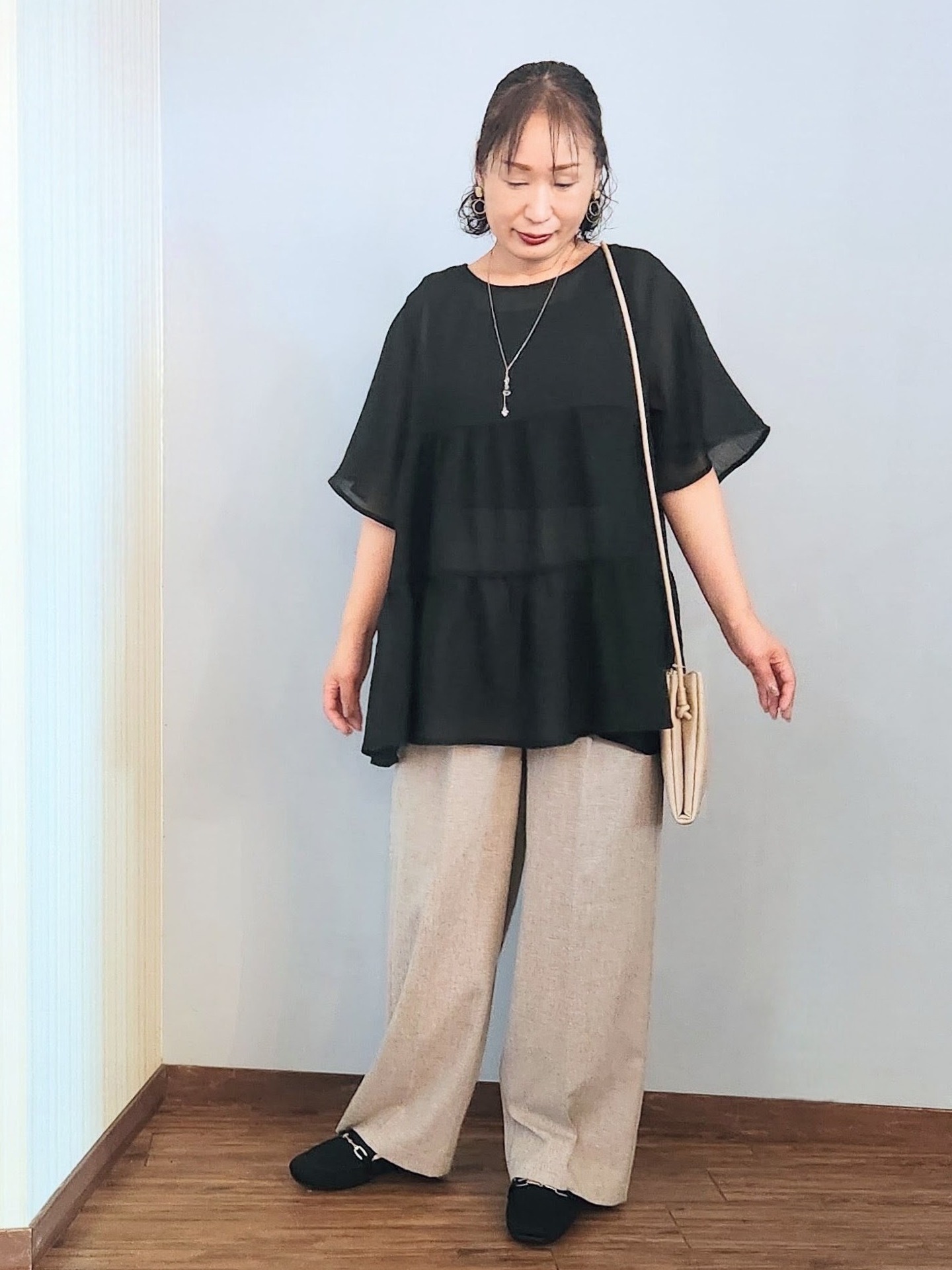 くまさんの「SHOO･LA･RUE｜【洗濯機可/S-LL】インせず着られる シアー素材が上品なティアードブラウス」を使ったコーディネート