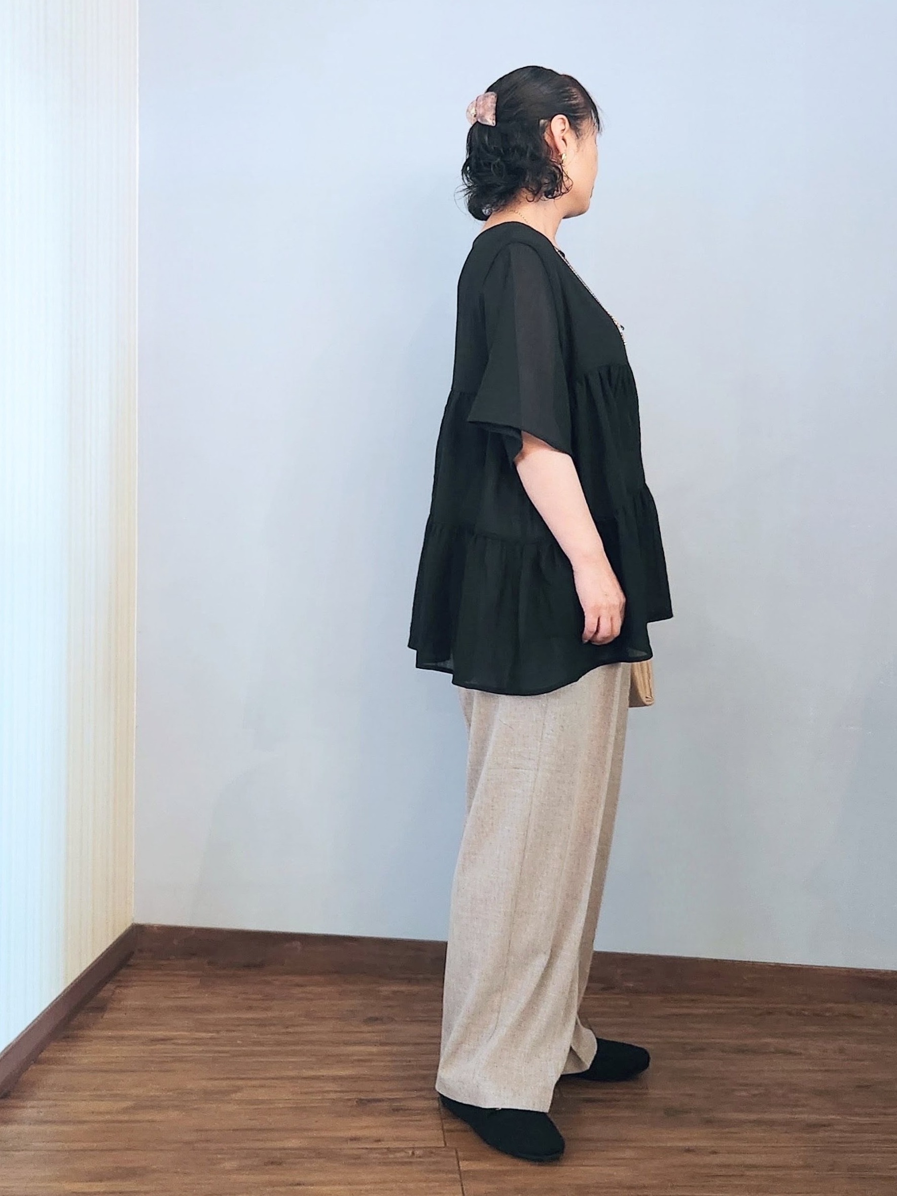 くまさんの「SHOO･LA･RUE｜【洗濯機可/S-LL】インせず着られる シアー素材が上品なティアードブラウス」を使ったコーディネート