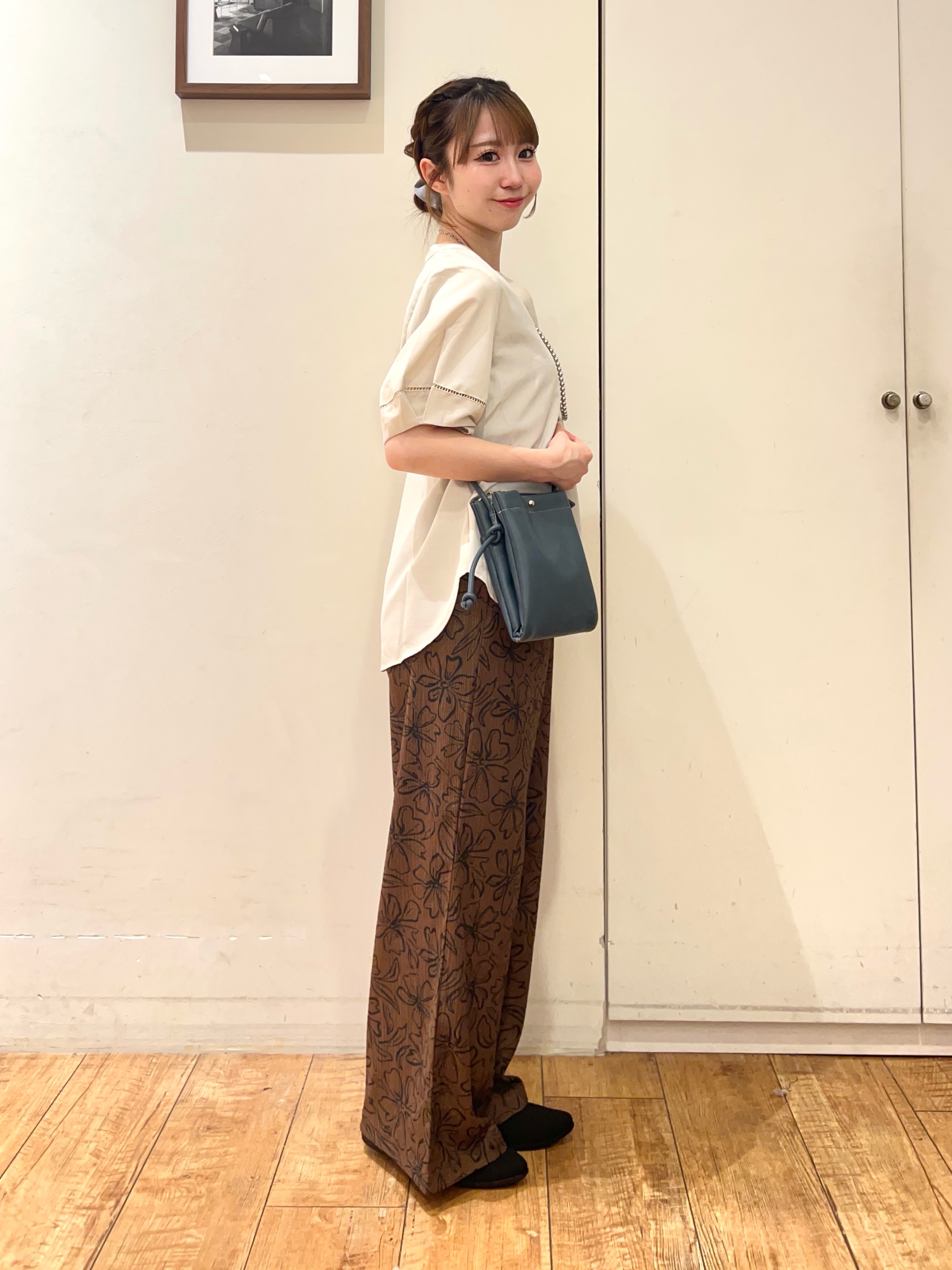 AIRIさんの「SHOO･LA･RUE｜【洗濯後しわになりにくい/インせずきまる】お袖のハシゴレースが涼やかな印象 麻調スキッパーブラウス」を使ったコーディネート