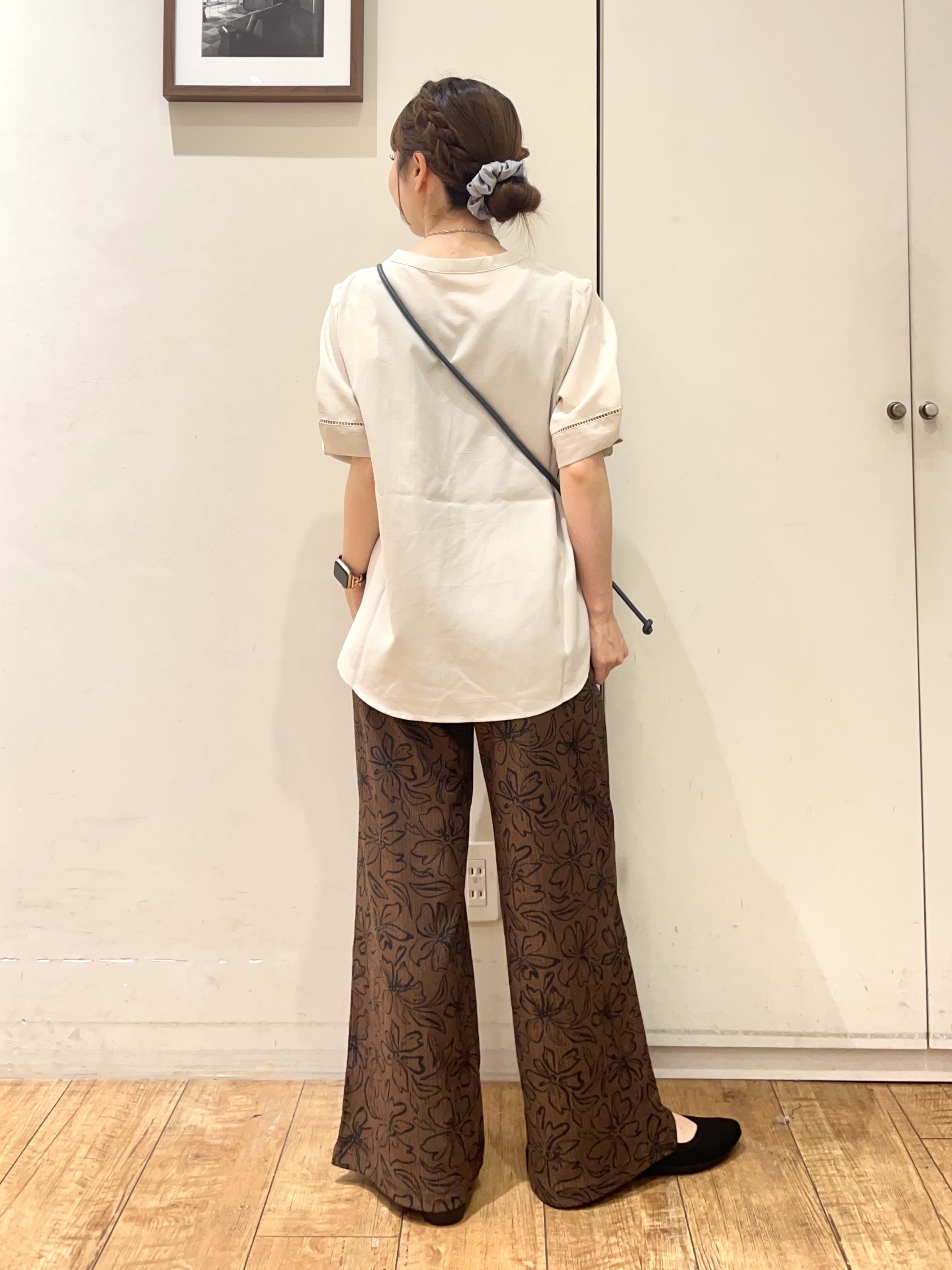 AIRIさんの「SHOO･LA･RUE｜【洗濯後しわになりにくい/インせずきまる】お袖のハシゴレースが涼やかな印象 麻調スキッパーブラウス」を使ったコーディネート