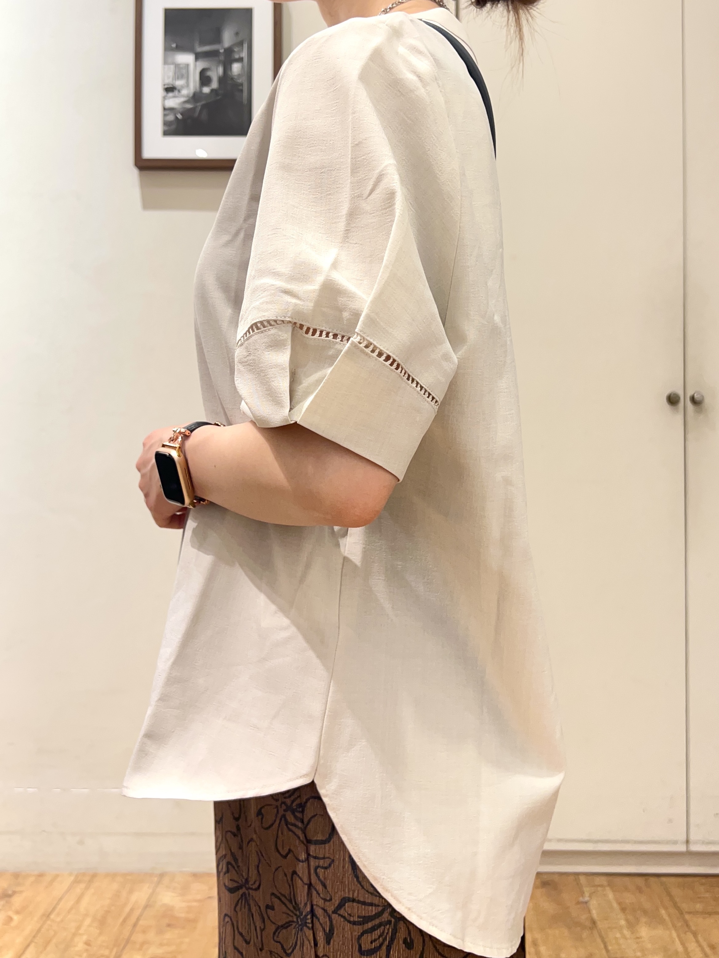 AIRIさんの「SHOO･LA･RUE｜【洗濯後しわになりにくい/インせずきまる】お袖のハシゴレースが涼やかな印象 麻調スキッパーブラウス」を使ったコーディネート