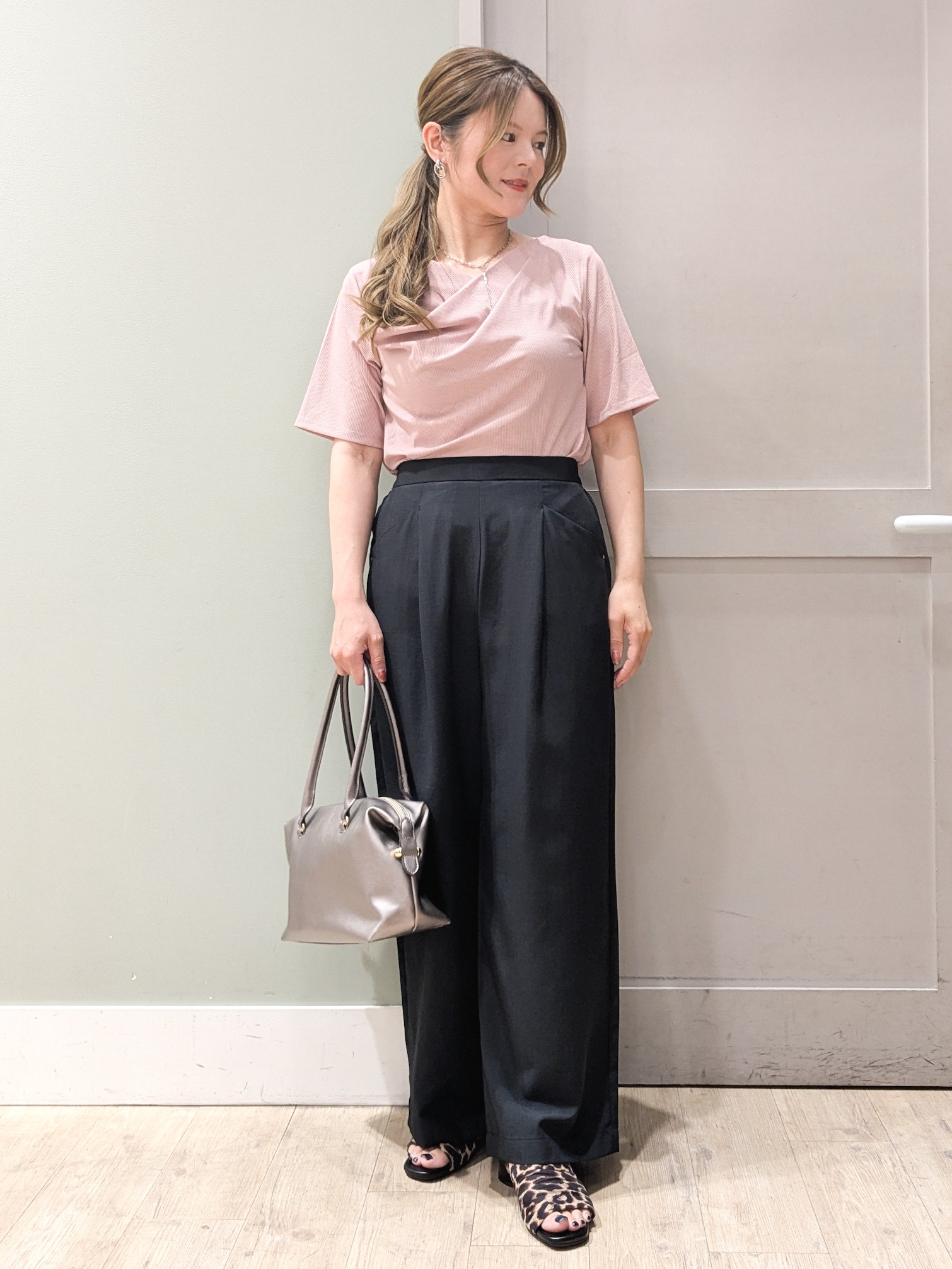 kuwawaさんの「grove｜着るだけで旬顔 ドレープネックテレコTシャツ」を使ったコーディネート
