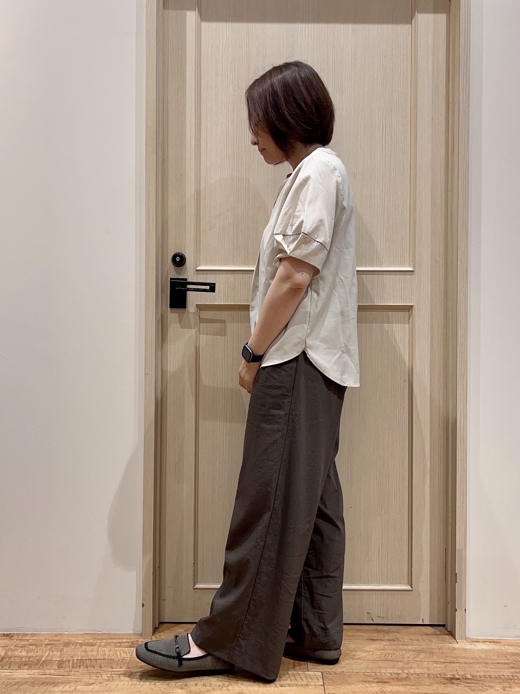 fukuiさんの「SHOO･LA･RUE｜【洗濯後しわになりにくい/インせずきまる】お袖のハシゴレースが涼やかな印象 麻調スキッパーブラウス」を使ったコーディネート