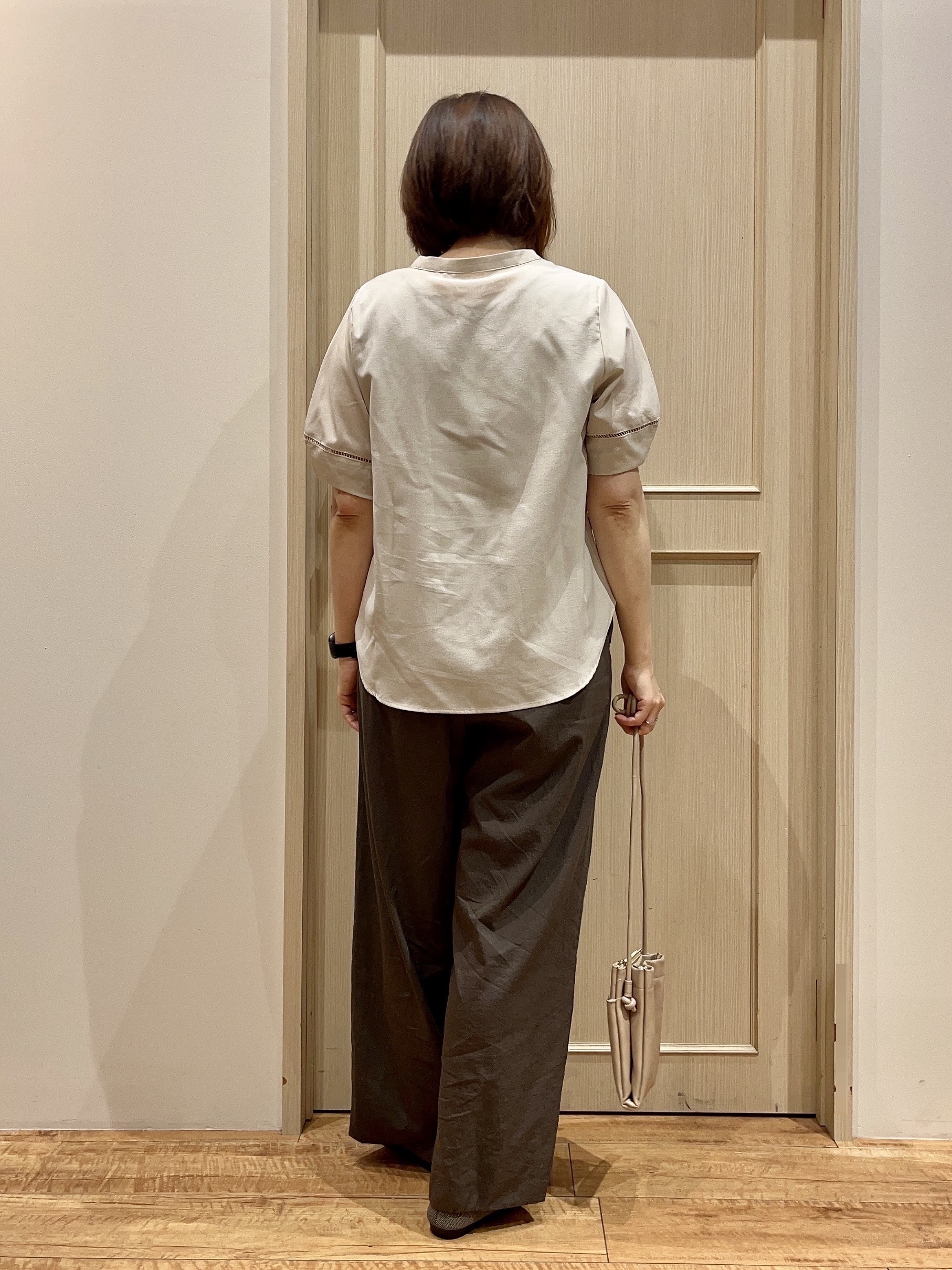 fukuiさんの「SHOO･LA･RUE｜【洗濯後しわになりにくい/インせずきまる】お袖のハシゴレースが涼やかな印象 麻調スキッパーブラウス」を使ったコーディネート