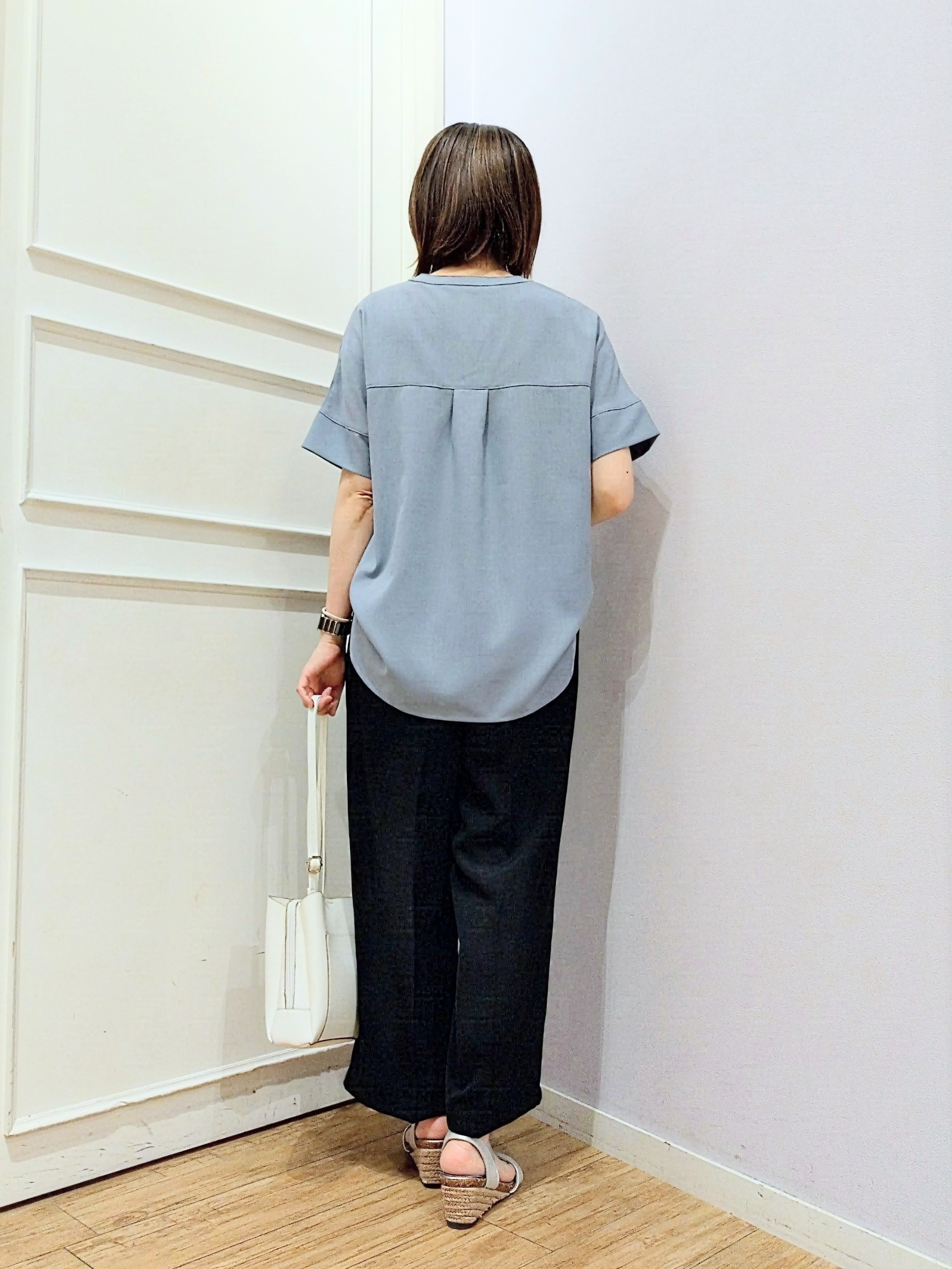 miomioさんの「SHOO･LA･RUE｜【洗濯後しわになりにくい/ひんやり/UV/吸水速乾】Wポケットが目を引く オンオフ使えるスキッパーブ」を使ったコーディネート