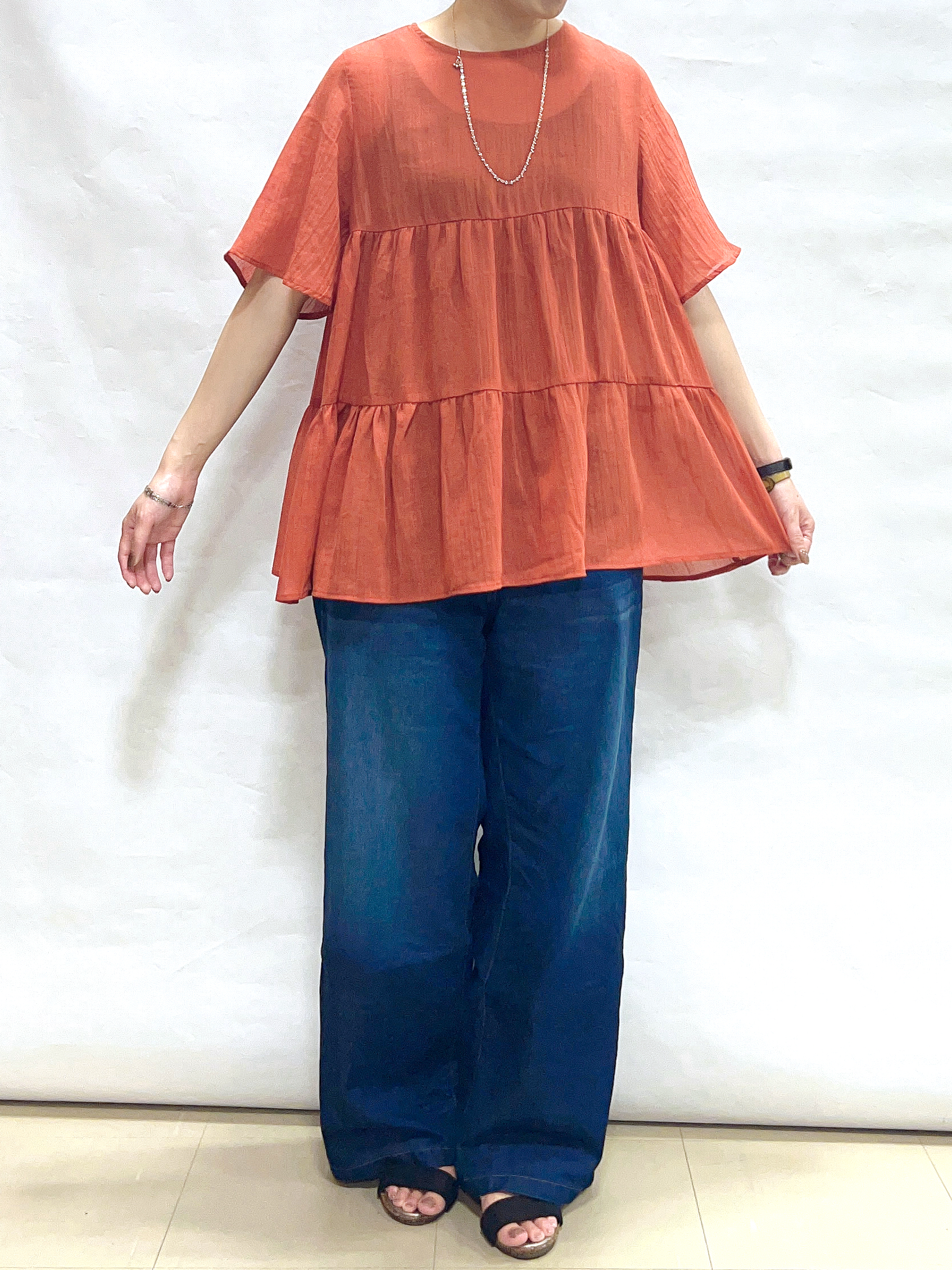 まっつんさんの「SHOO･LA･RUE｜【洗濯機可/S-LL】インせず着られる シアー素材が上品なティアードブラウス」を使ったコーディネート
