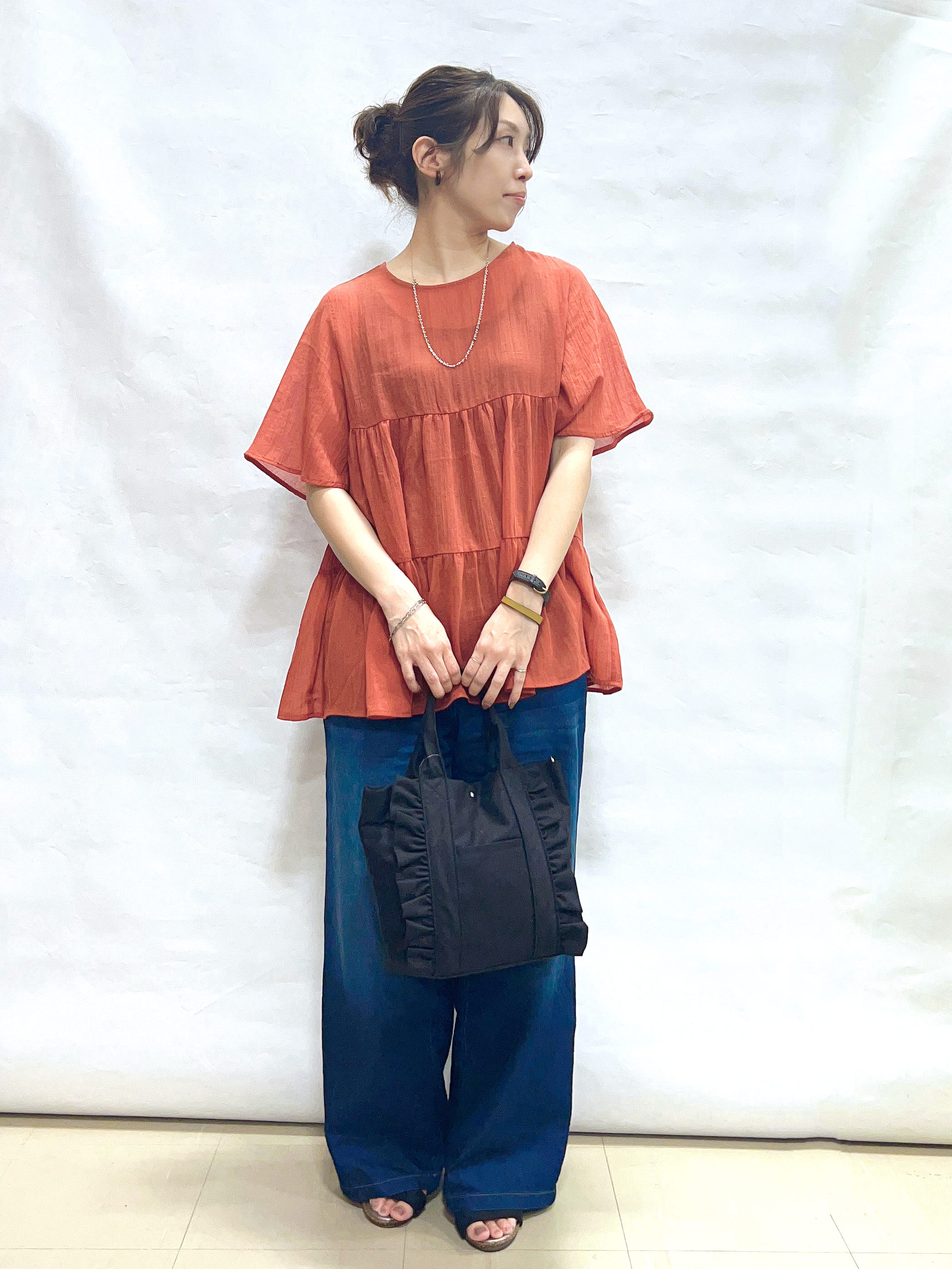 まっつんさんの「SHOO･LA･RUE｜【洗濯機可/S-LL】インせず着られる シアー素材が上品なティアードブラウス」を使ったコーディネート
