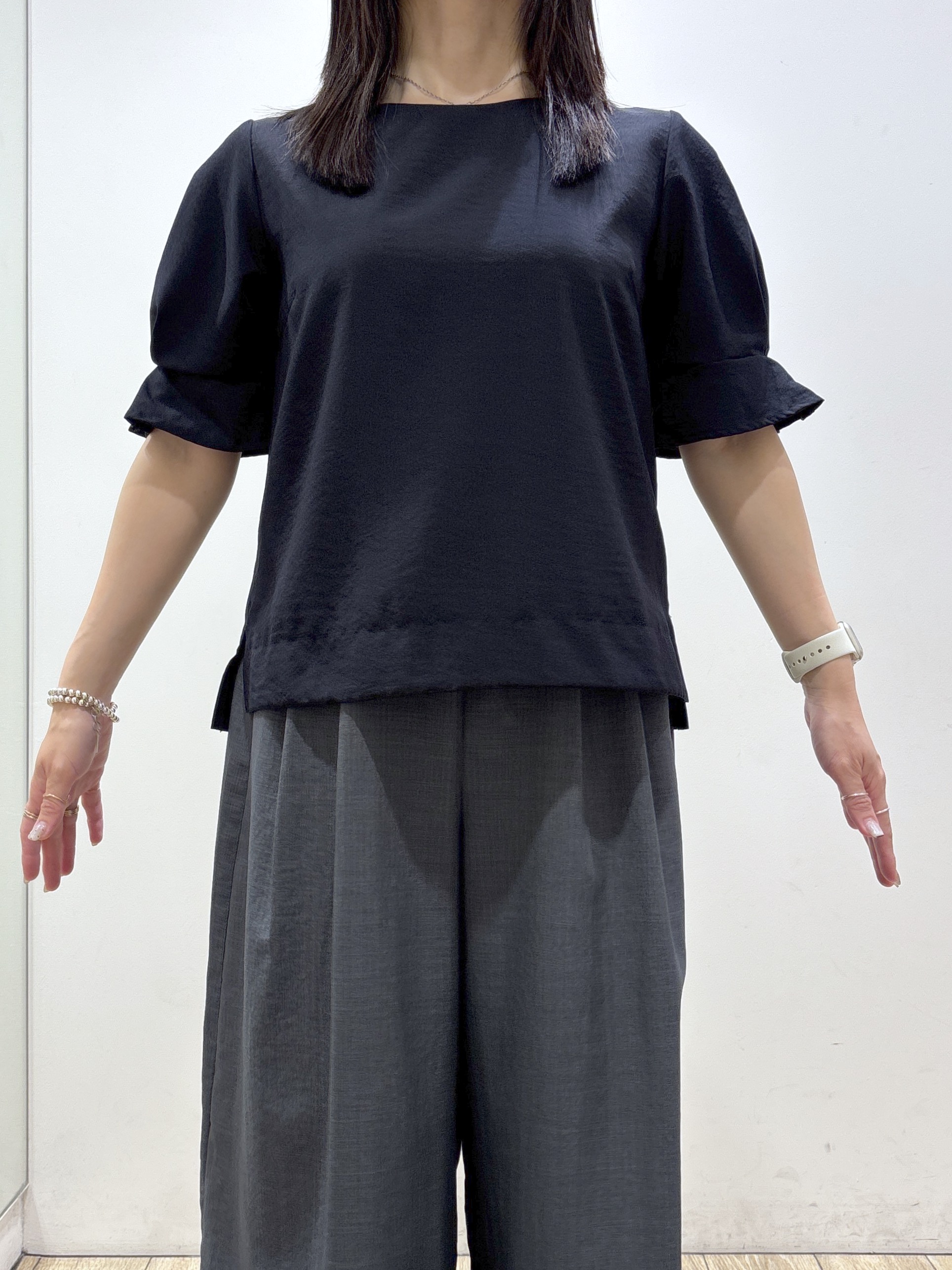mameさんの「index｜【接触冷感／吸水速乾】タックパフスリーブブラウス《防シワ／洗濯機OK／XS～3L／8col》」を使ったコーディネート