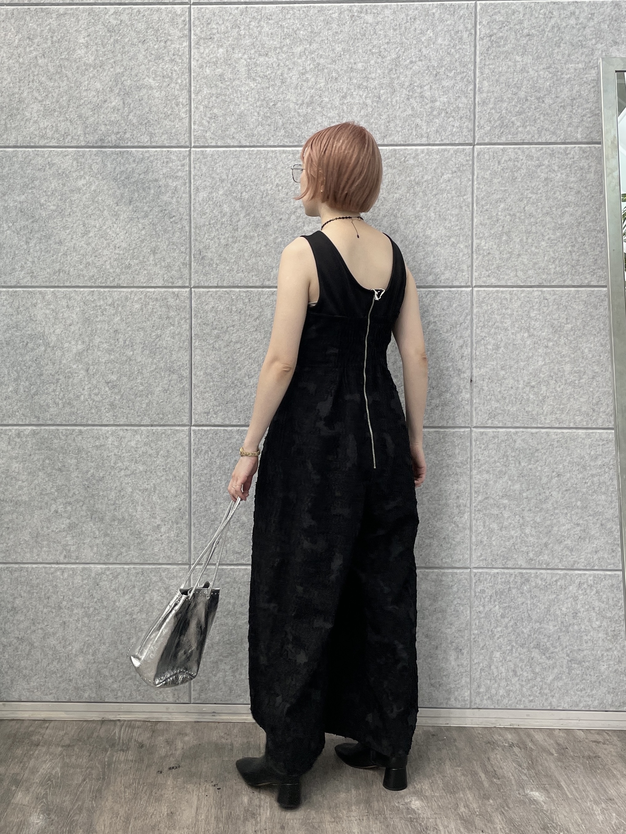 mikuさんの「INDIVI｜【MILLELA FIRENZE】スタッズ付き巾着レザーバッグ」を使ったコーディネート